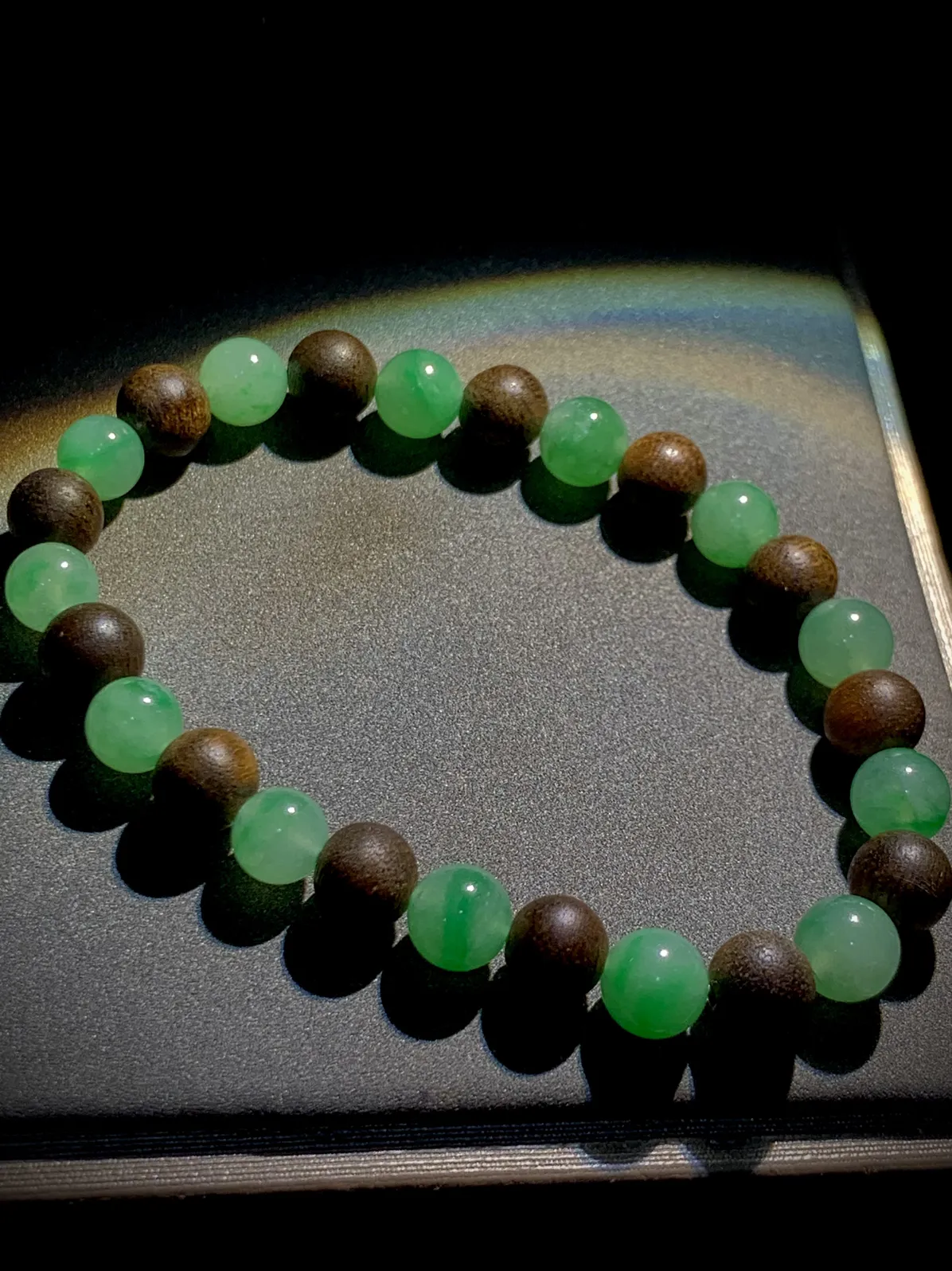 珠子手链手串，直径约6.8mm，
翡翠玉珠13粒，沉香木珠13粒，