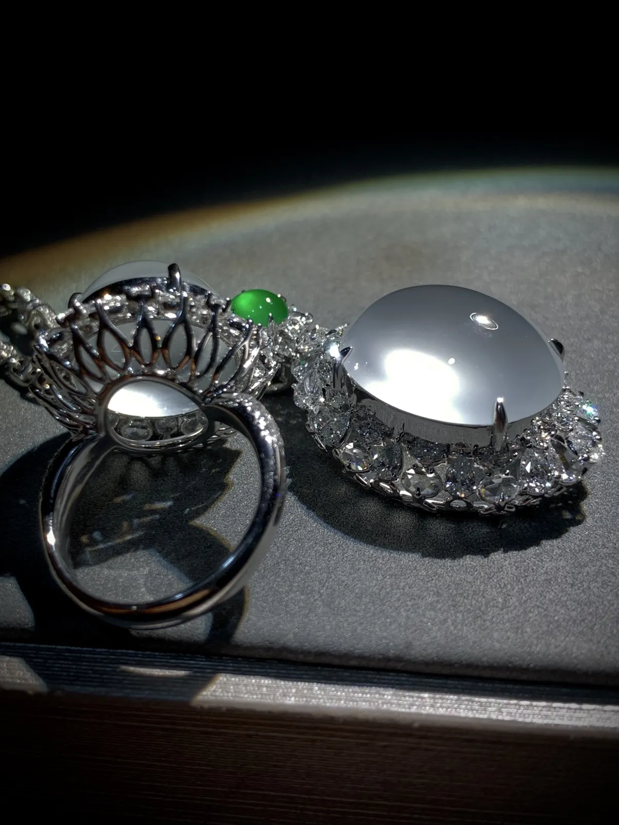 高品质翡翠白蛋面套装，
吊坠裸石约20-17.5-10mm，
整体41.2-23.6-15.8mm，
戒指裸石15.3-14.5-8.6mm，
台面整体22-20.6-15.2mm，14#，
18K金，南非钻，不配链