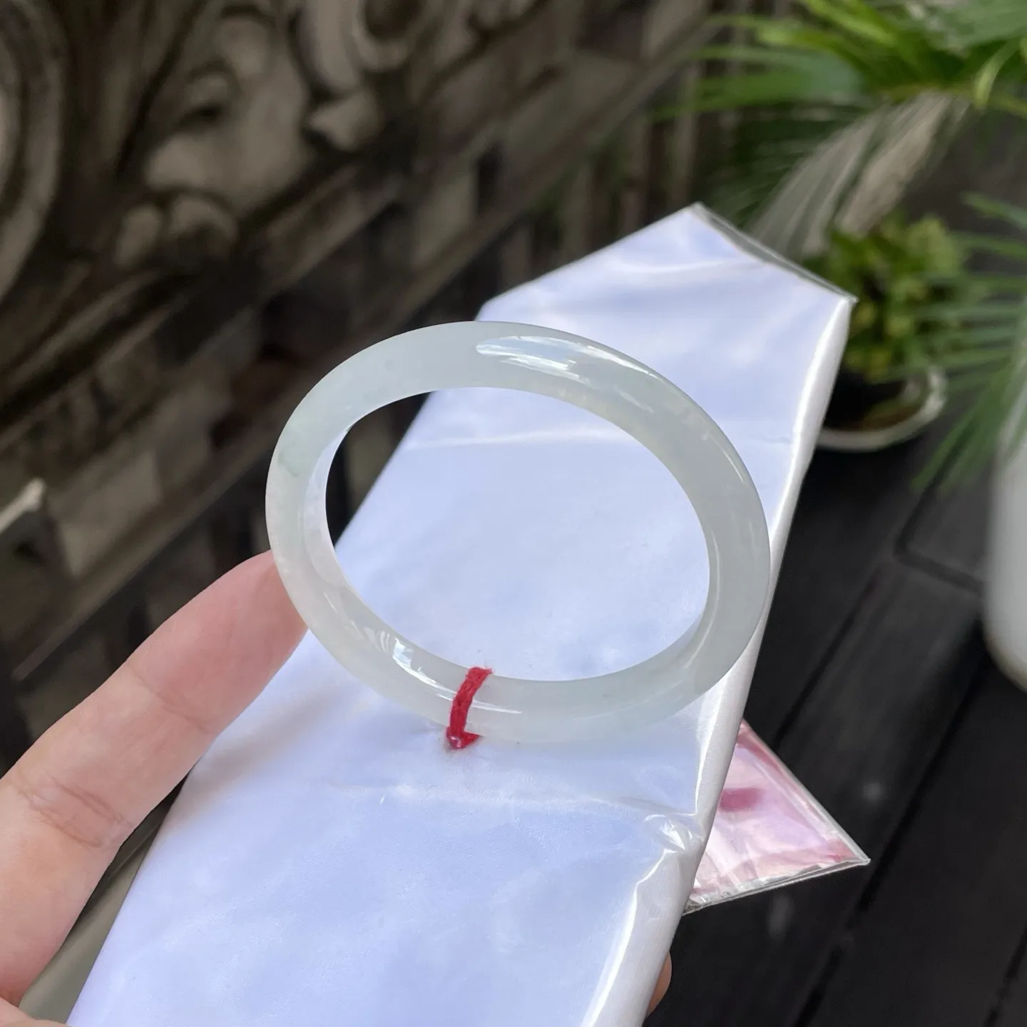 54贵妃
白月光，冰润的肌理仿若把月光锁进了石中，浅淡的色泽如秋水无波，是腕间最空灵的诗笺，