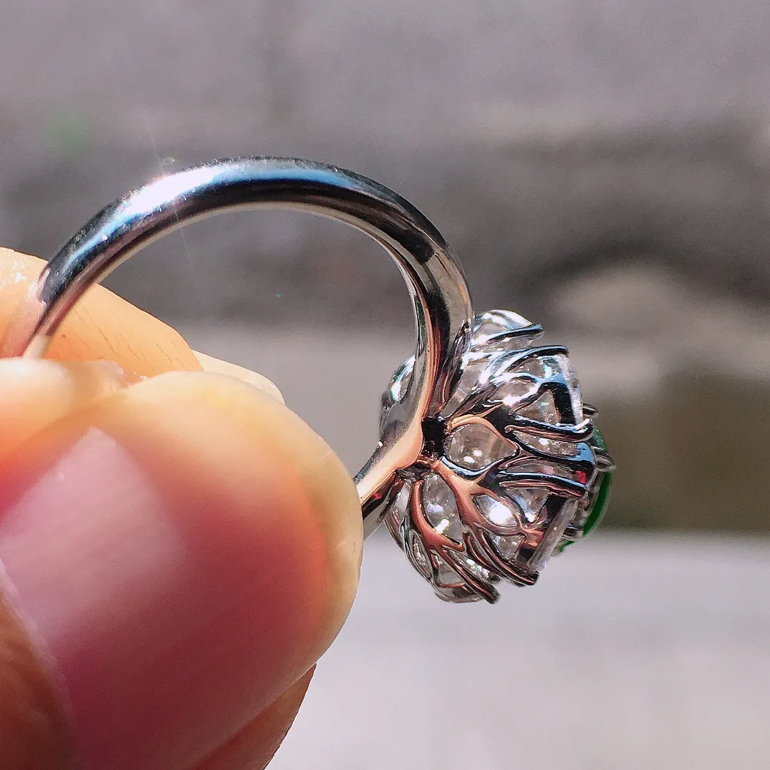 辣绿蛋面戒指，色泽均匀浓郁，玉质细腻，荧光感超
强，饱满圆润，尽显优雅气质，18k
金豪华镶嵌