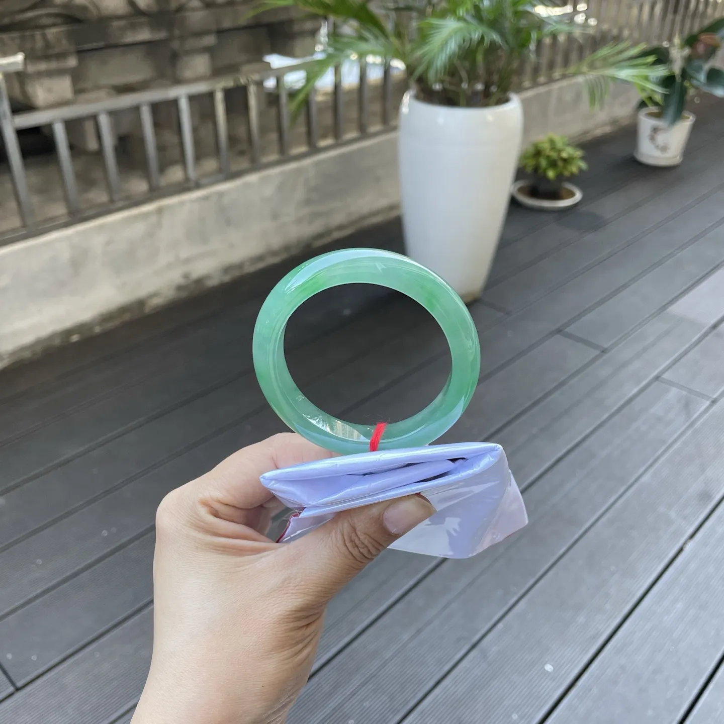 55圈口🥒
整条带色，有种有色，就是你们要的那种要透的绿的