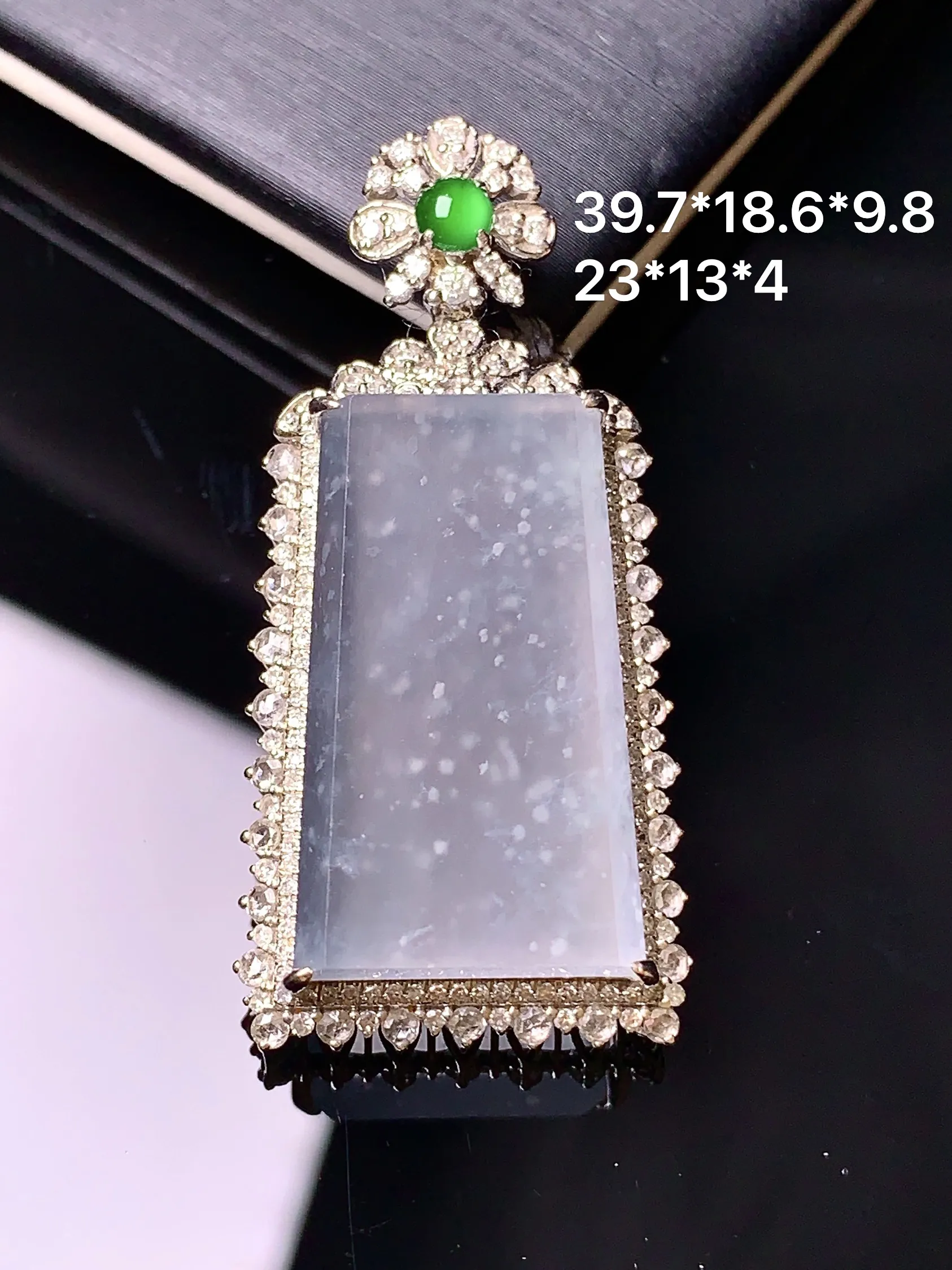 18k金钻镶嵌冰种木那料雪花棉无事牌吊坠 玉质细腻 色泽清新艳丽 整体尺寸39.7*18.6*9.8