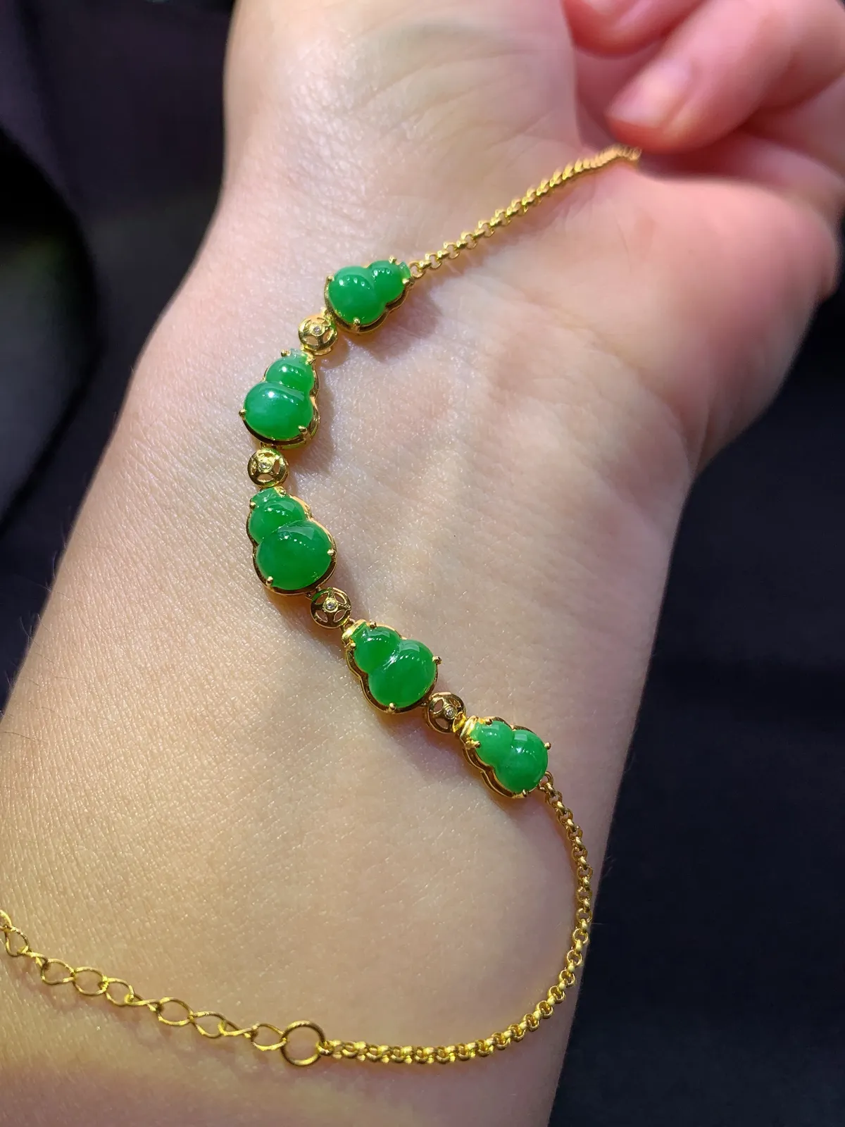 阳绿葫芦手链，18k金镶嵌，简约精致，冰润色阳，种水足 尺寸8.1*5.9*2.3