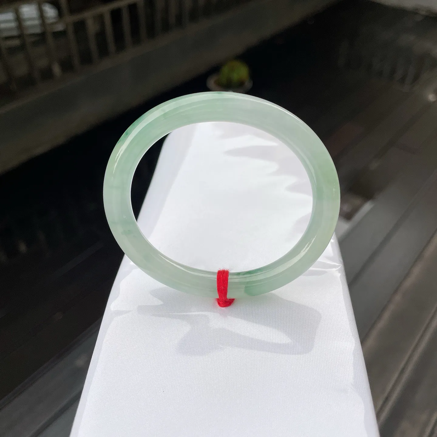 54贵妃🫑
飘花，底色似清透的湖水，澄澈又柔和，星星点点的翠绿，如春日枝头新绽的嫩叶，