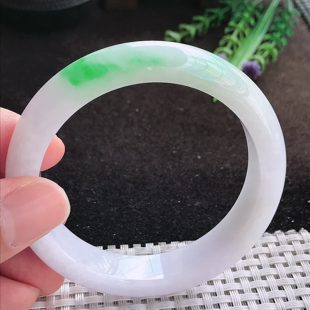 天然a货翡翠57.5/13.3/8.7老坑温润飘阳绿白底青手镯宽边翡翠玉镯美人镯