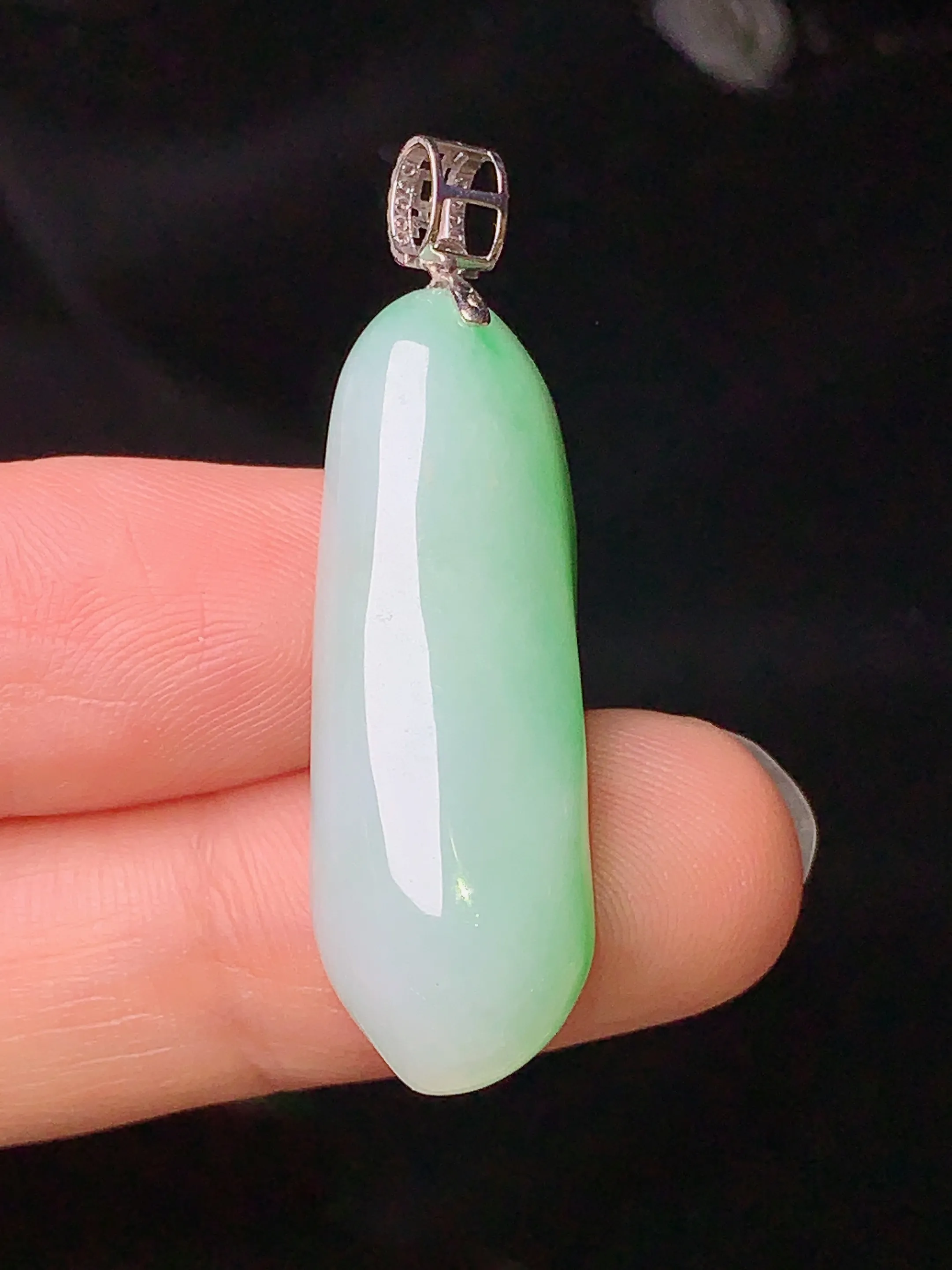 18k金钻镶嵌飘绿花蕾吊坠 玉质细腻 色泽清新艳丽 整体尺寸38.6*11.3*10.3