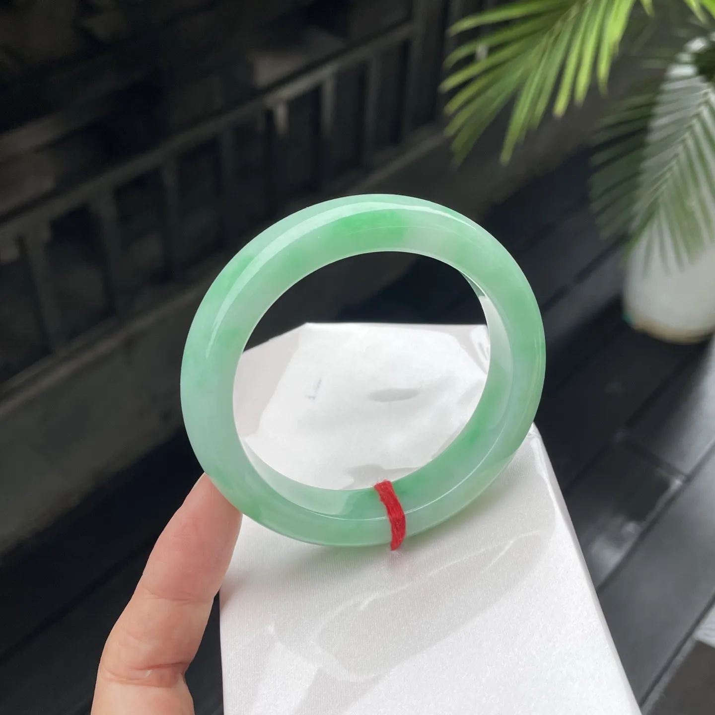 57圈口
带色，似一汪澄澈的春水，凝翠欲滴，在腕间流转出东方玉韵的温婉