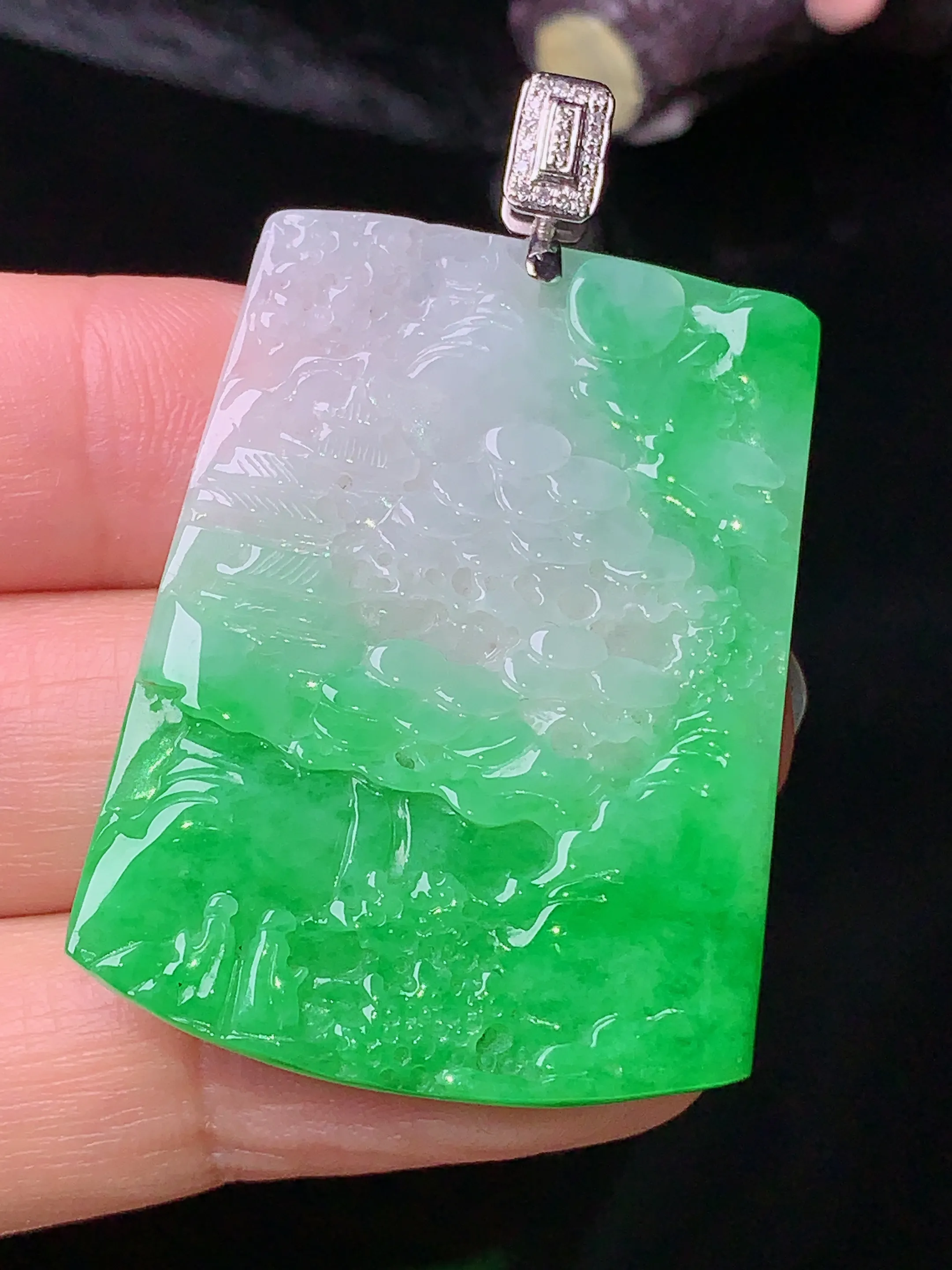 18k金钻镶嵌翠绿山水牌子吊坠 玉质细腻 色泽清新艳丽 整体尺寸47*29.3*2.8