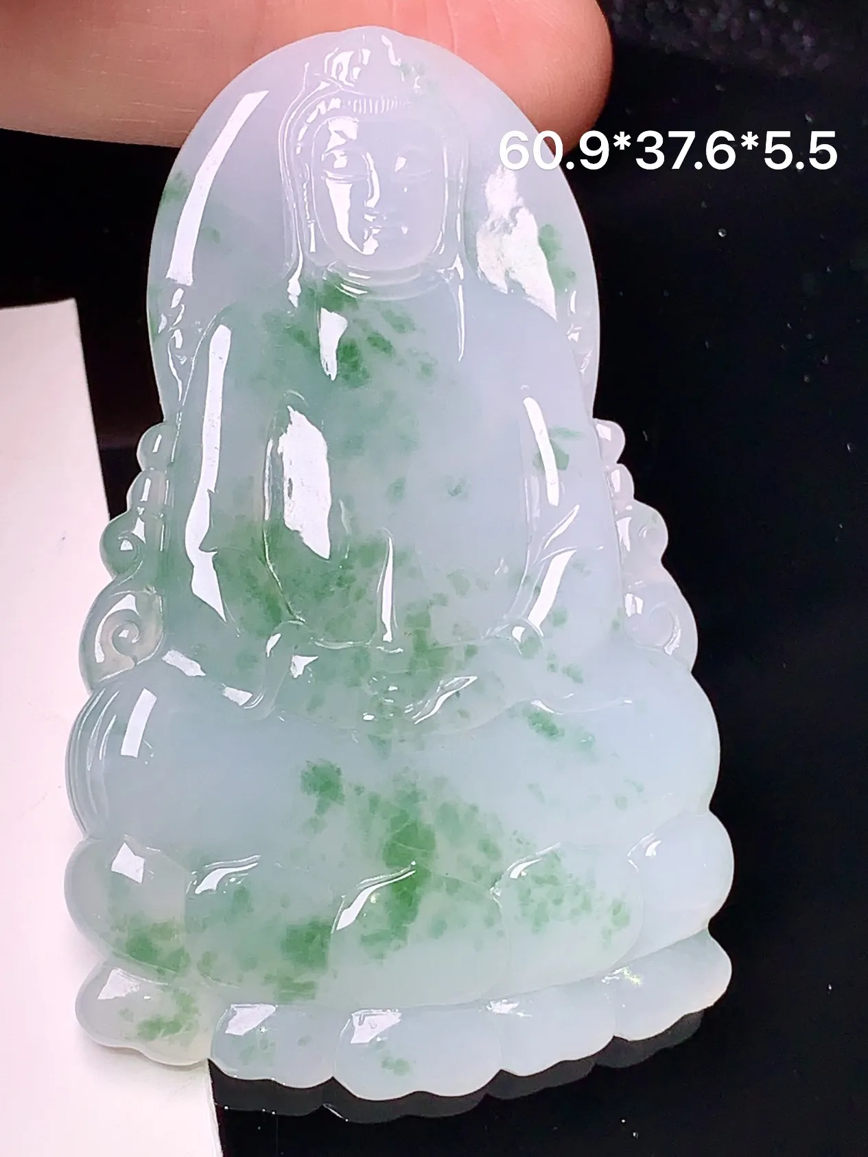 飘绿观音吊坠 玉质细腻 色泽清新艳丽 整体尺寸60.9*37.6*5.5