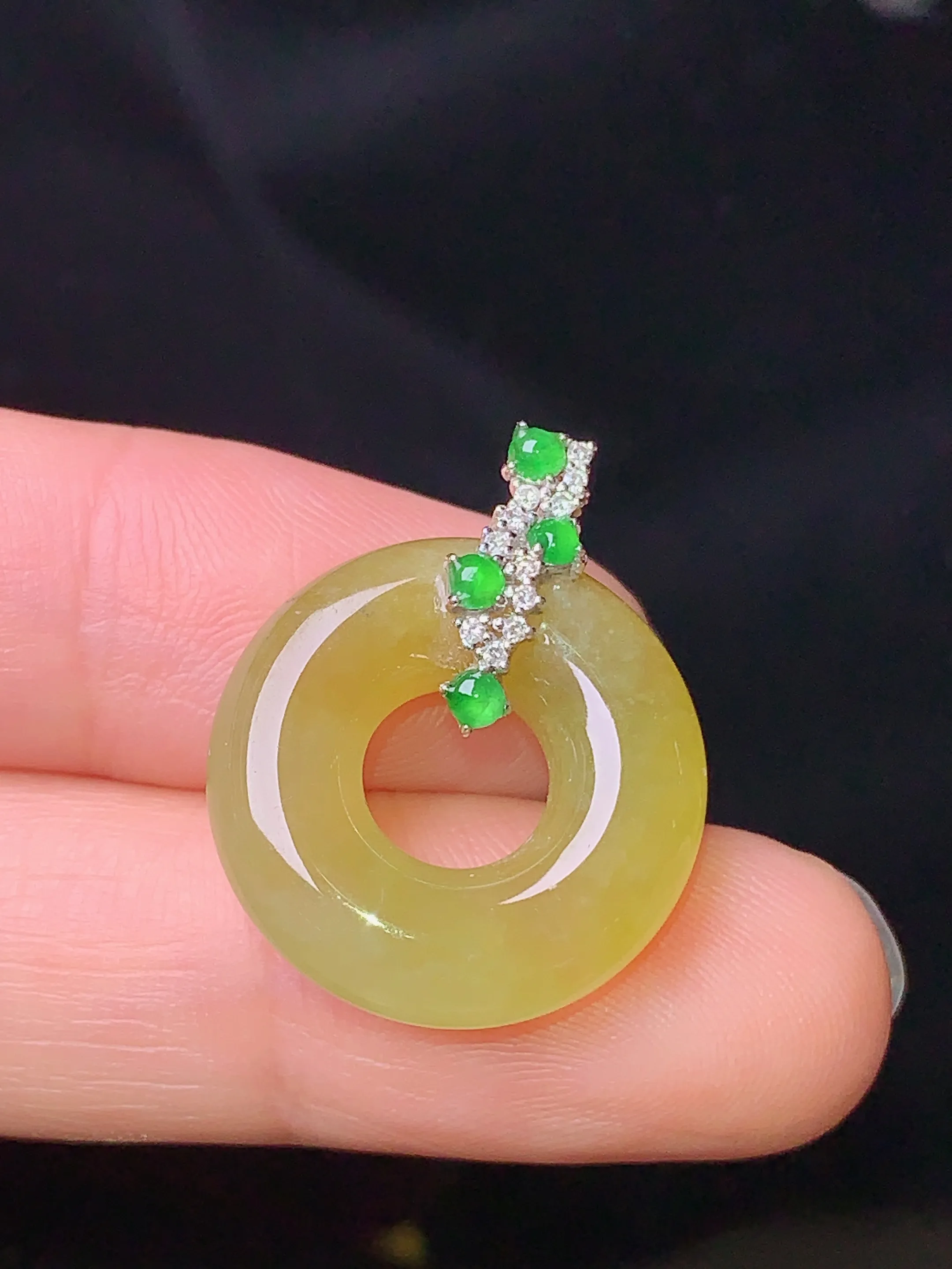 18k金钻镶嵌黄翡平安环吊坠 玉质细腻 色泽清新艳丽 整体尺寸23.3*19*6