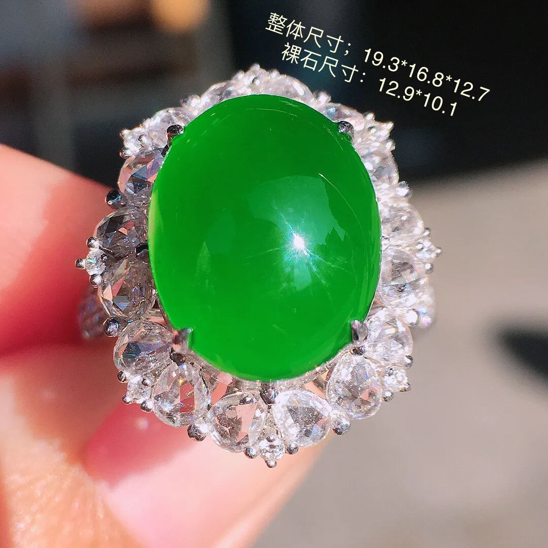 满绿蛋面戒指，色泽均匀浓郁，玉质细腻，荧光感超
强，饱满圆润，尽显优雅气质，18k
金豪华镶嵌