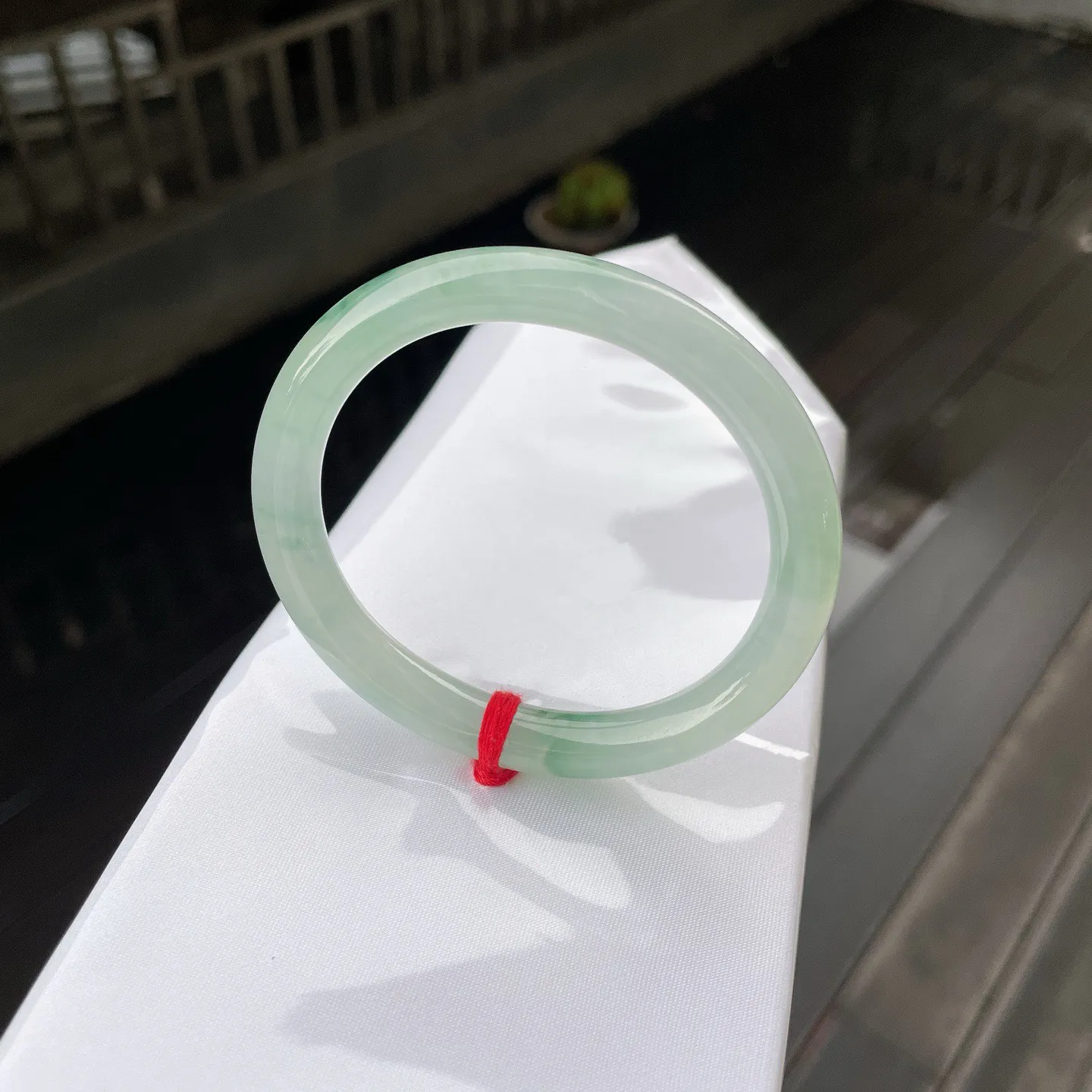 54贵妃🫑
飘花，底色似清透的湖水，澄澈又柔和，星星点点的翠绿，如春日枝头新绽的嫩叶，