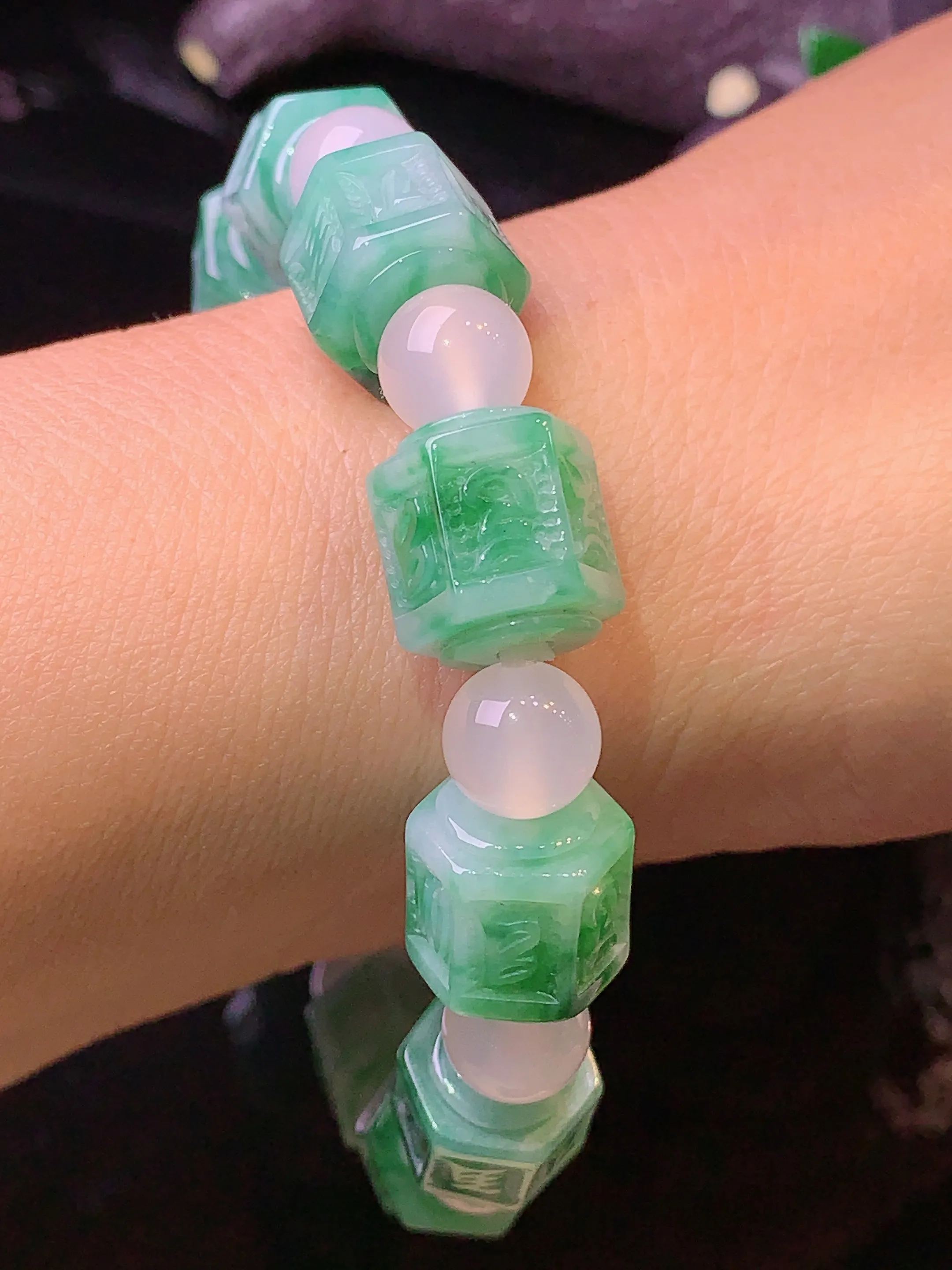 飘绿雕花路路通手链 玉质细腻 色泽清新艳丽 整体尺寸10.8*10.8*12