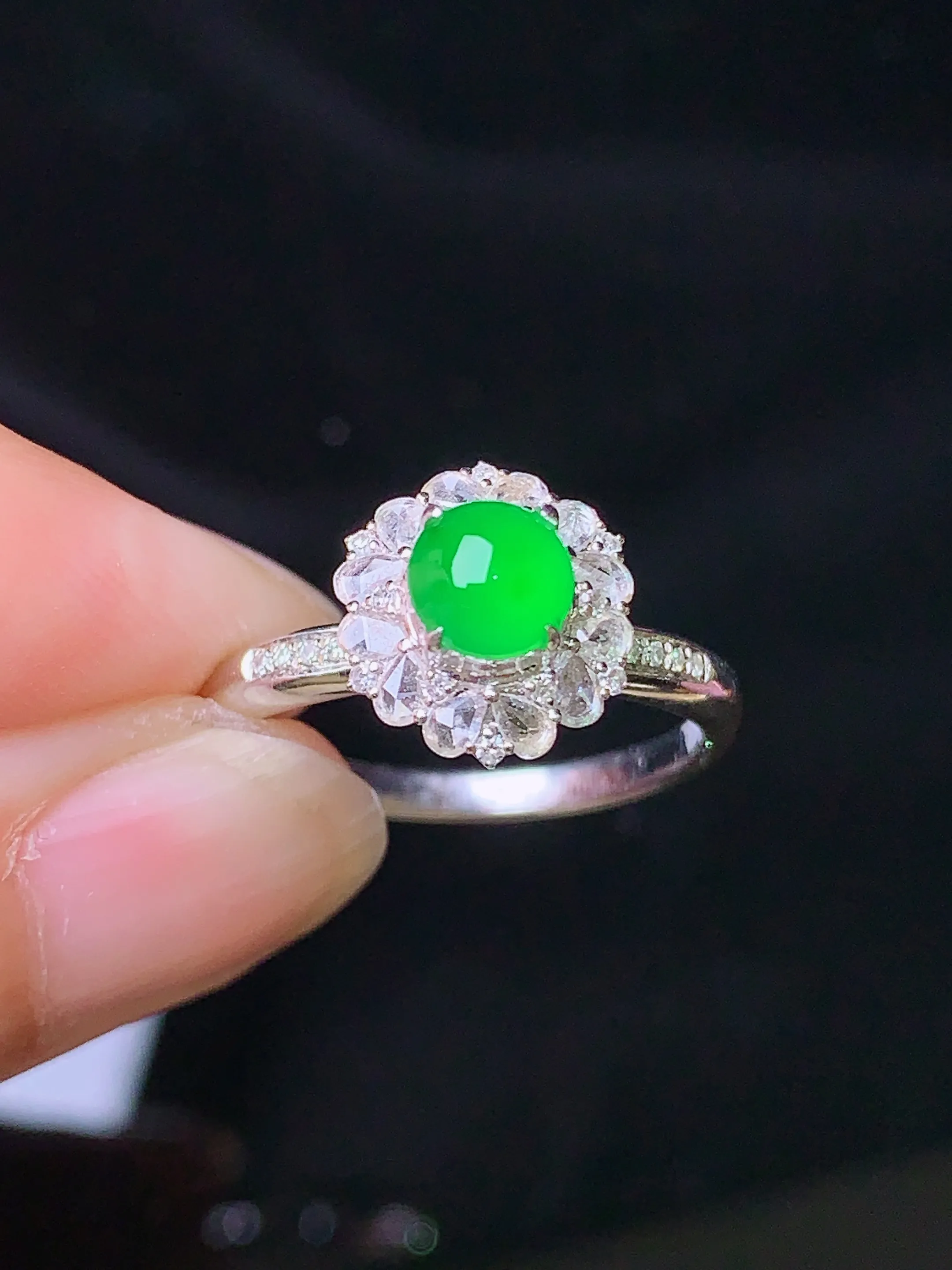 18k金钻镶嵌满绿蛋面戒指 玉质细腻 色泽清新艳丽 圈口13 整体尺寸10.2*9.5*9.3