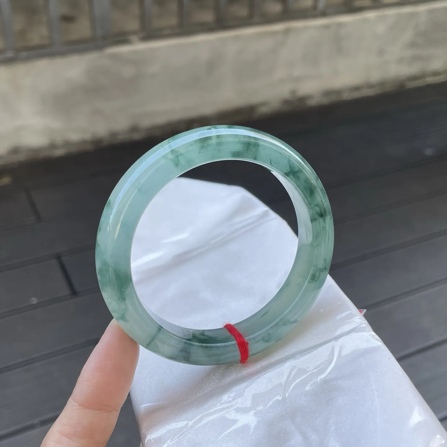 56+圈口
飘花，深浅交织的绿，如泼墨山水般晕染开来，带着自然的写意与雅致