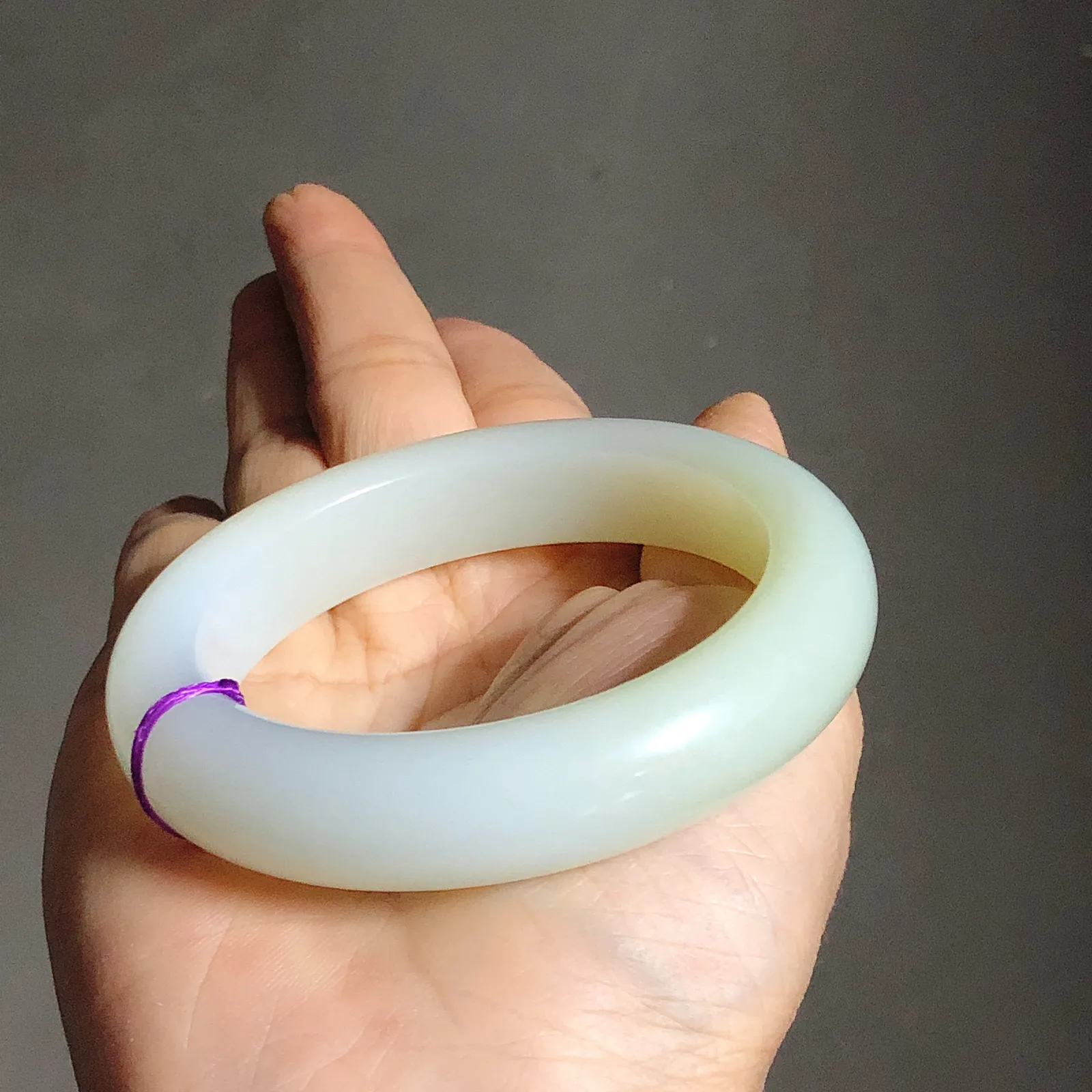 和田玉老坑翠青57手镯57圈口宽14.3重75.1克 半山半水手镯 白度一级无裂无杂 脂脂粉好玉质细腻油润 底色纯净 佩戴美丽动人