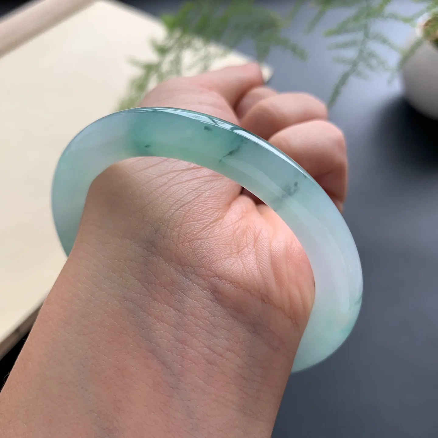 53.8圈口冰飘花圆条手镯 尺寸：53.8-7.8-8.8，无纹裂，细腻起胶，条形饱满