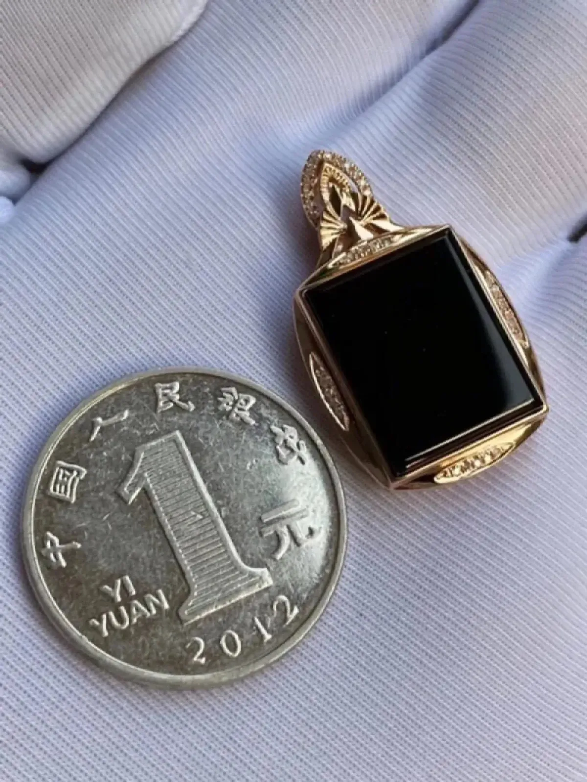 墨翠：【无事牌吊坠】18K金+南非钻镶嵌，细腻干净，黑度极黑，性价比高，做工精致，打灯透绿 裸石尺寸：17.2*13.8*3.0‘