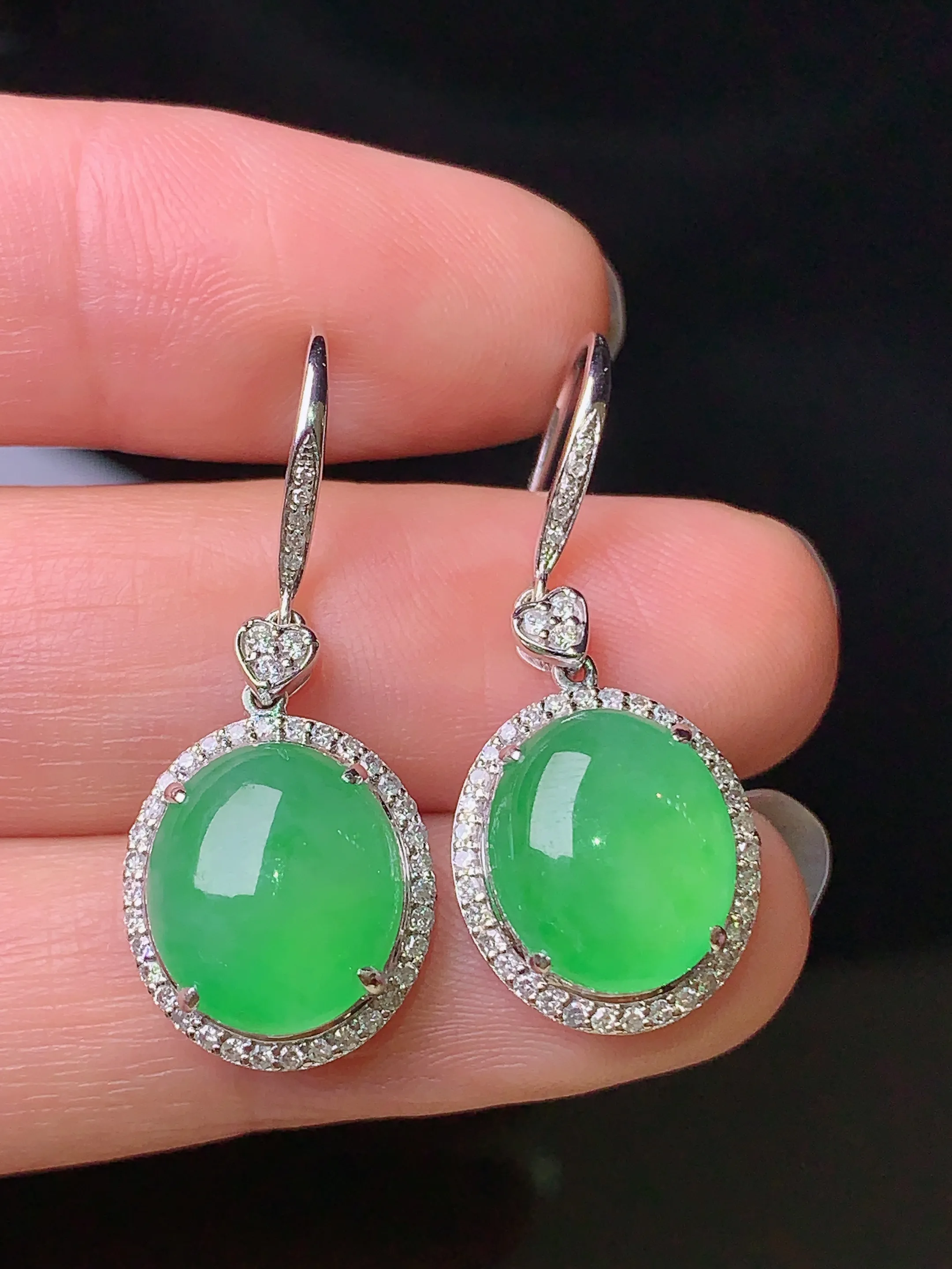 18k金钻镶嵌翠绿蛋面耳坠 玉质细腻 色泽清新艳丽 整体尺寸30*12.5*7.2