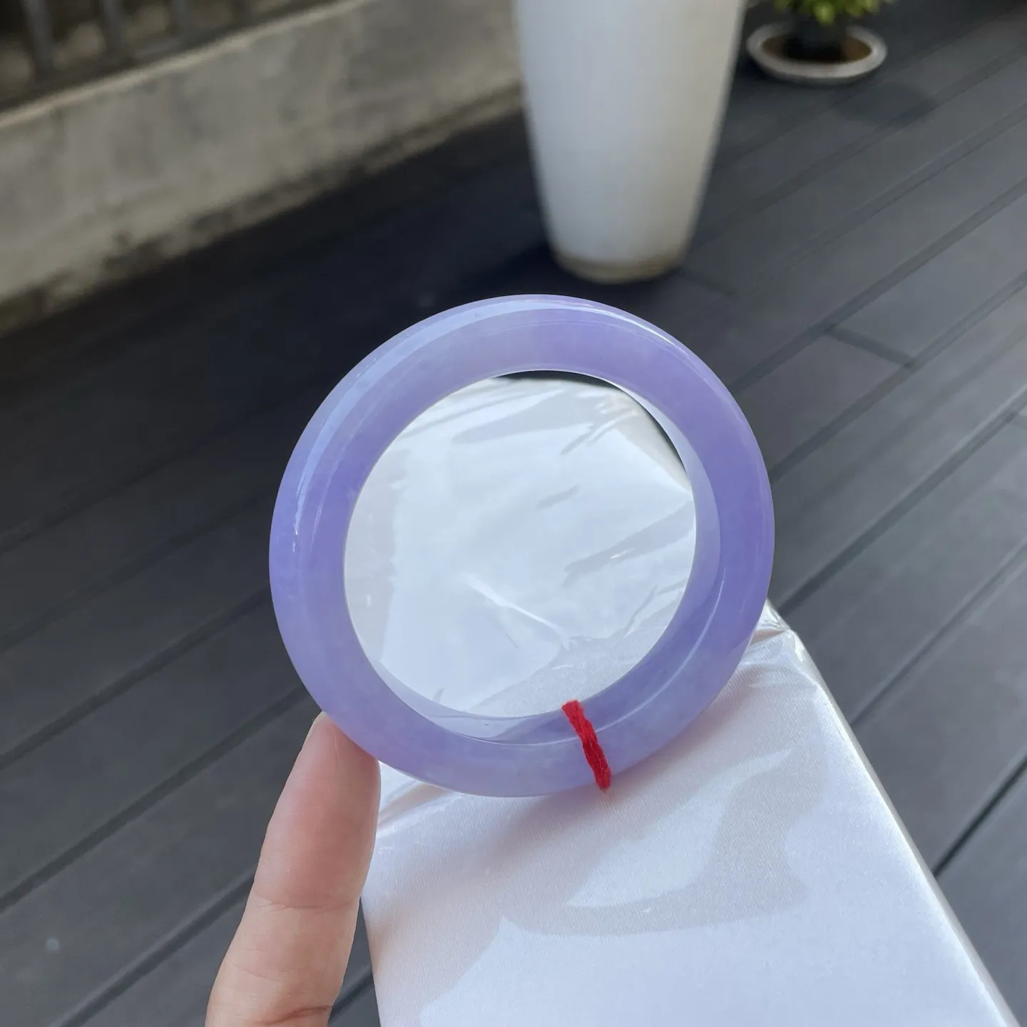 54+圈口
满紫，光泽温润，如盛着一汪紫水晶般的梦，流转着静谧的浪漫