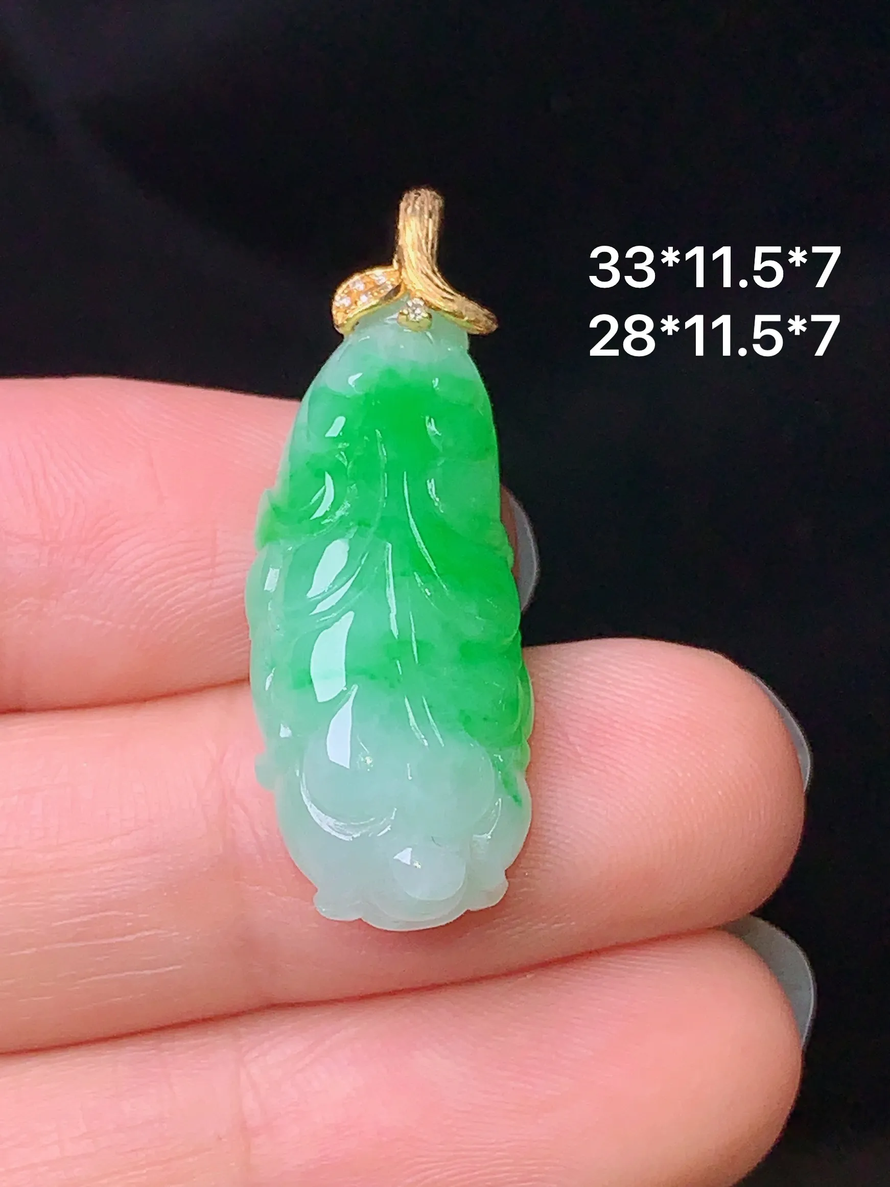 18k金钻镶嵌翠绿白菜吊坠 玉质细腻 色泽清新艳丽 整体尺寸33*11.5*7