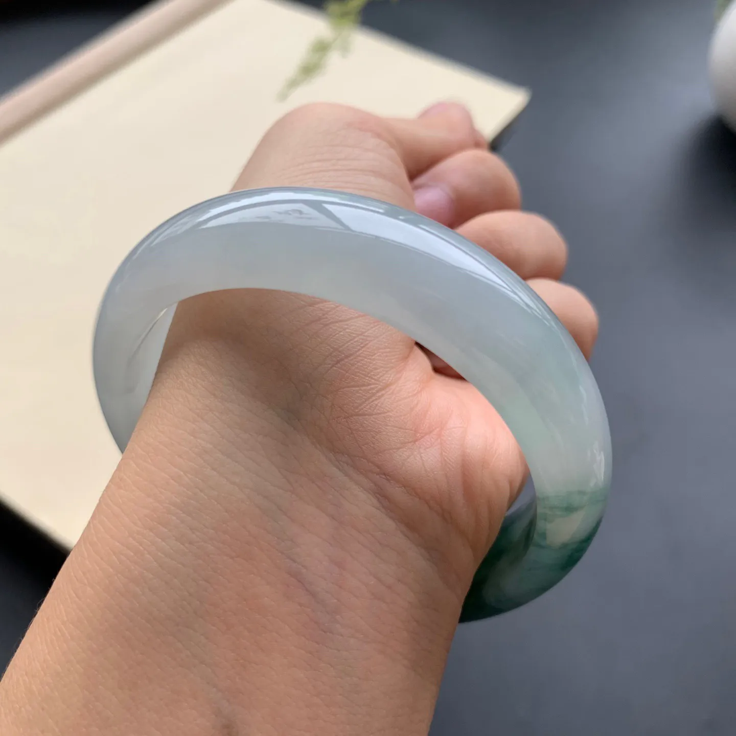 58圈口飘花正圈手镯 尺寸：58-15.6-7.8，无纹裂，花色浓郁，宽版大气