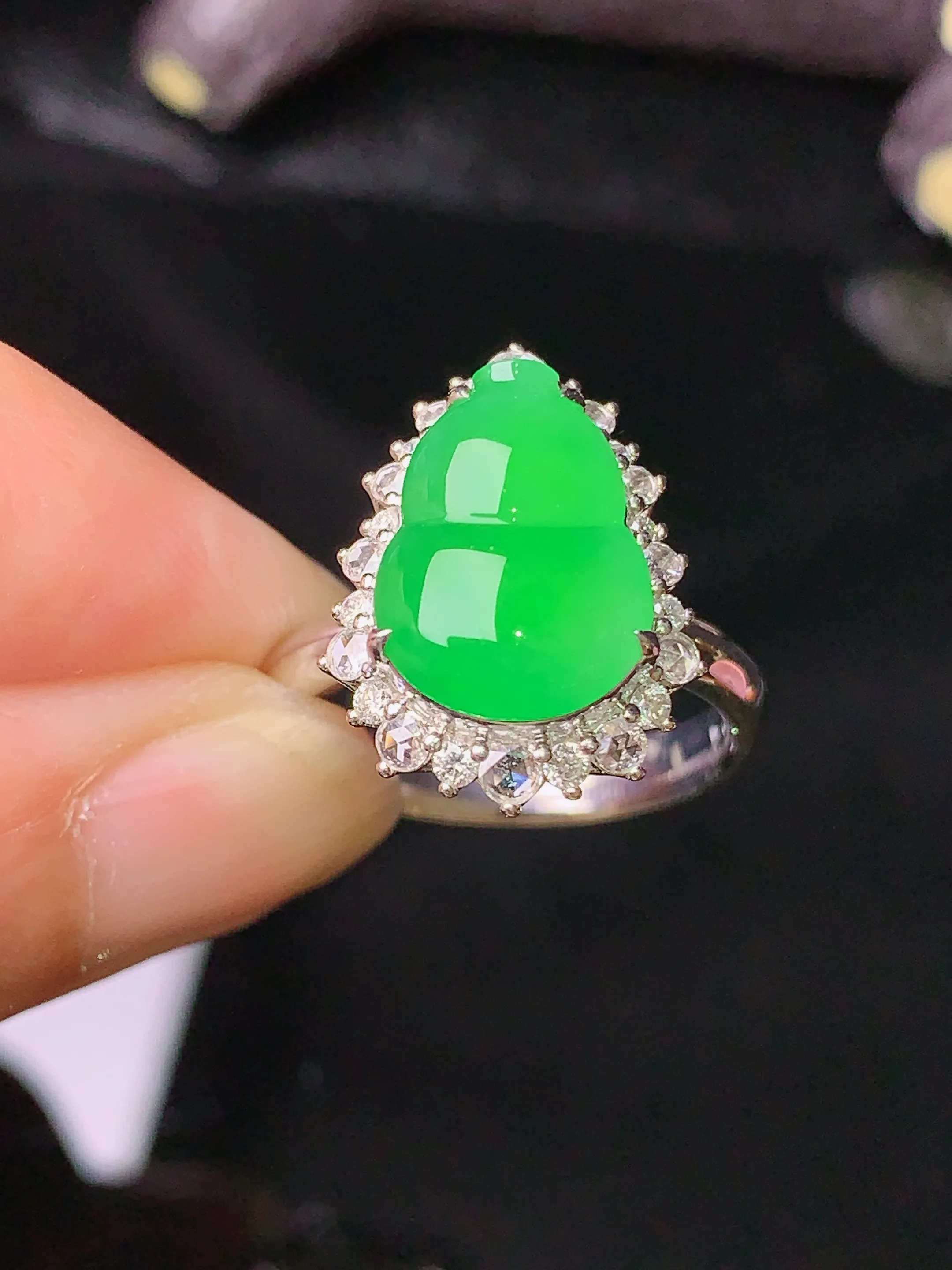 18k金钻镶嵌葫芦戒指 玉质细腻 色泽清新艳丽 圈口13.5 整体尺寸17.8*13.3*10