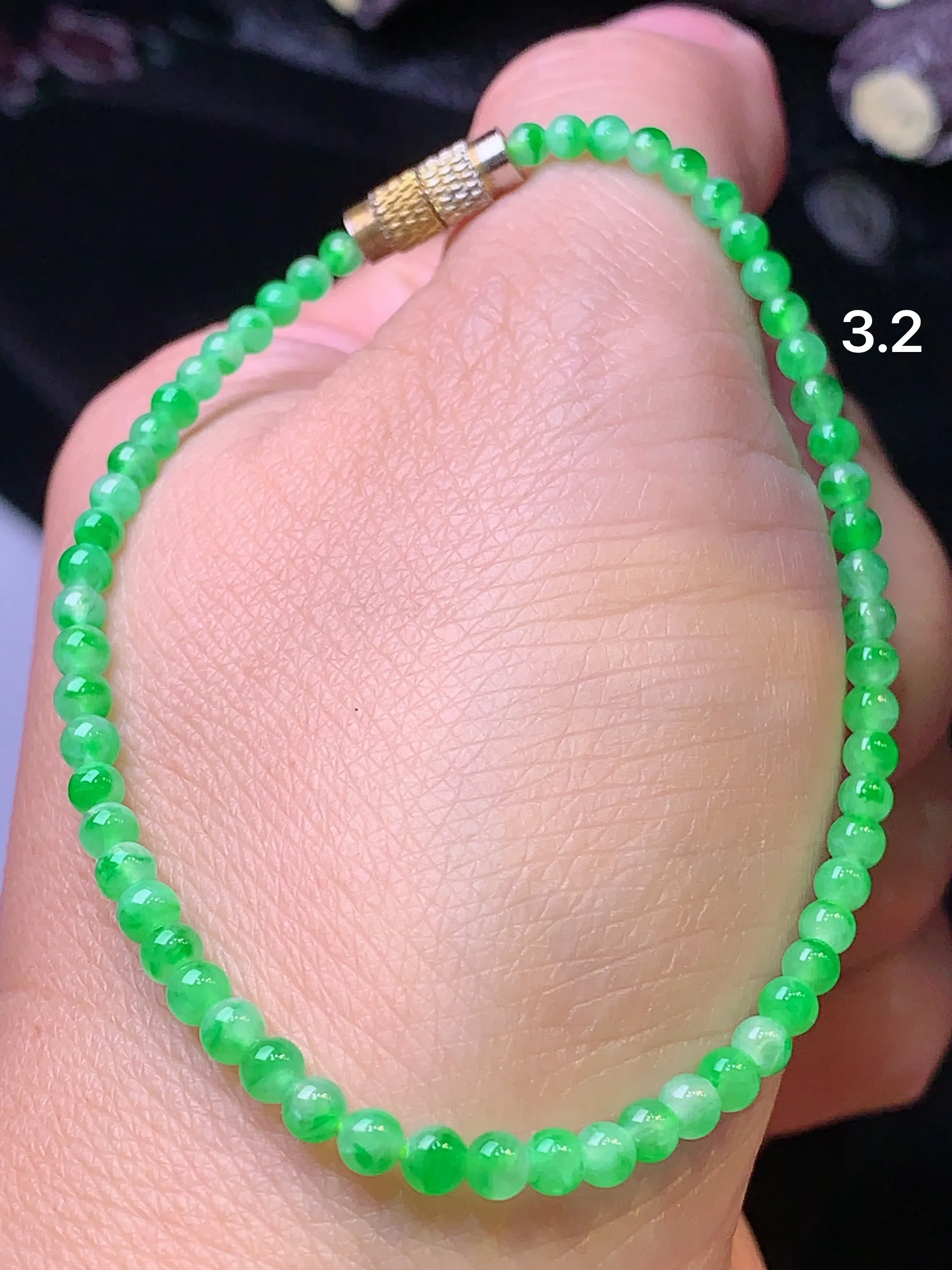 翠绿圆珠手链 玉质细腻 色泽清新艳丽 整体尺寸3.2