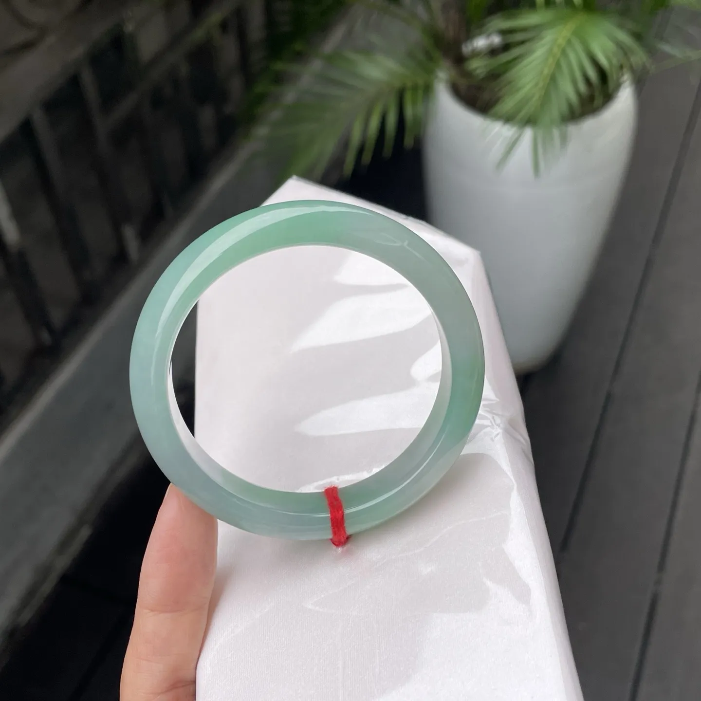 56+圈口️
带色，泛着清浅的绿意，通透得像山涧里澄澈的溪水，明朗清新