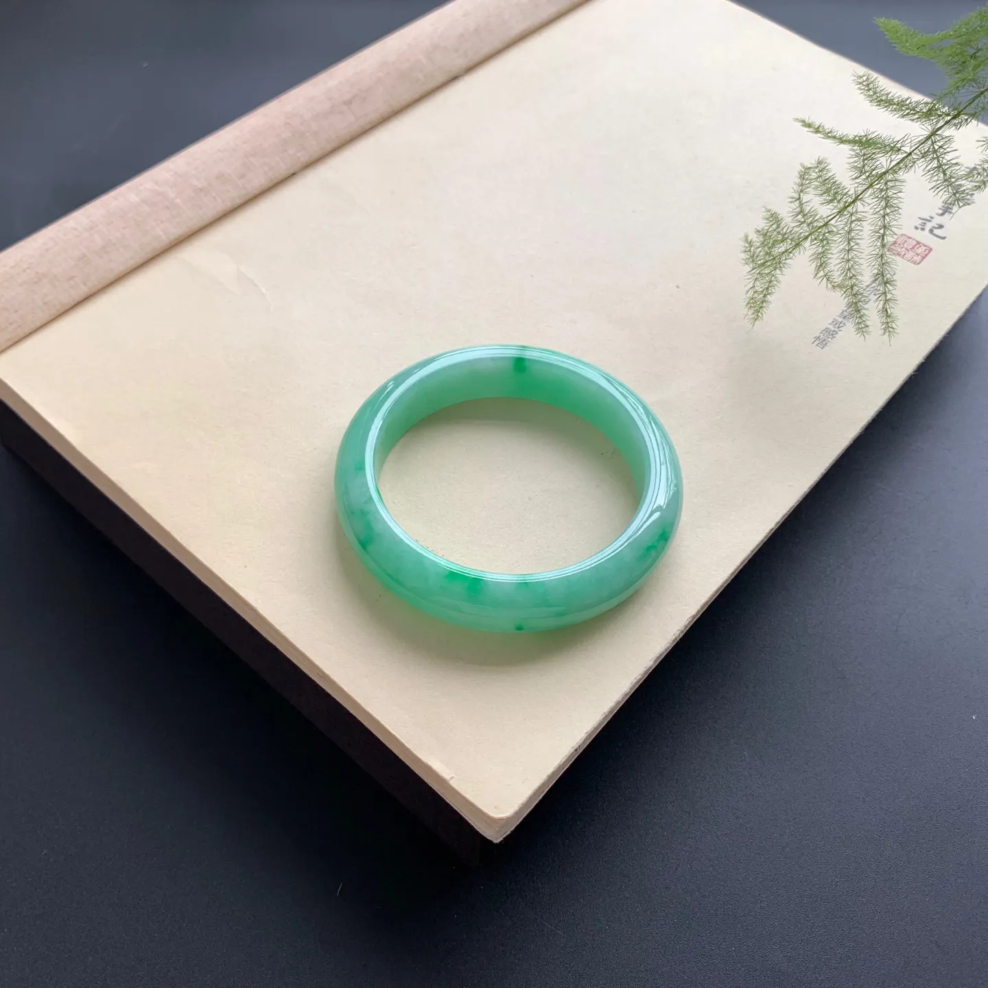 55圈口辣色正圈手镯 尺寸：55-12.5-8.8，无纹裂，细腻光滑，色辣靓丽