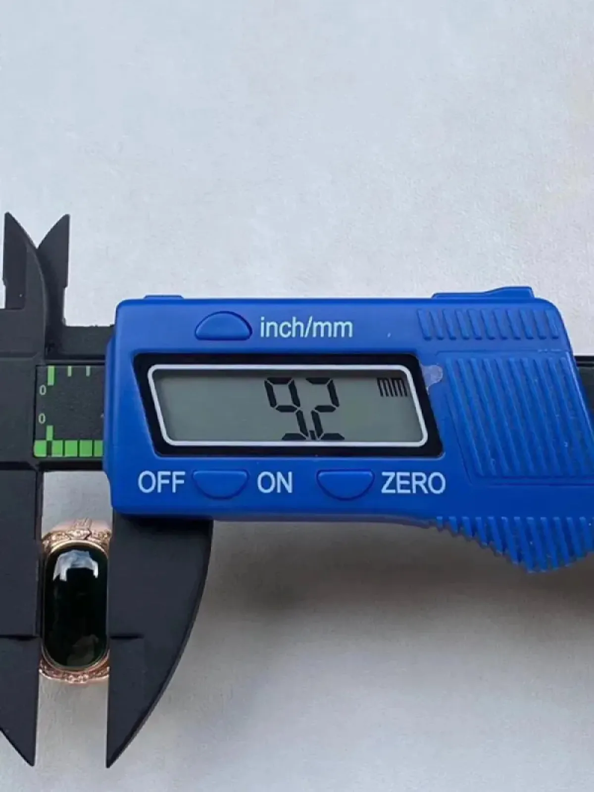 墨翠【马鞍戒指】18K金+南非钻镶嵌，细腻干净，黑度极黑，性价比高，雕工精湛，打灯透绿 裸石尺寸：17.7*9.2*6.8‘