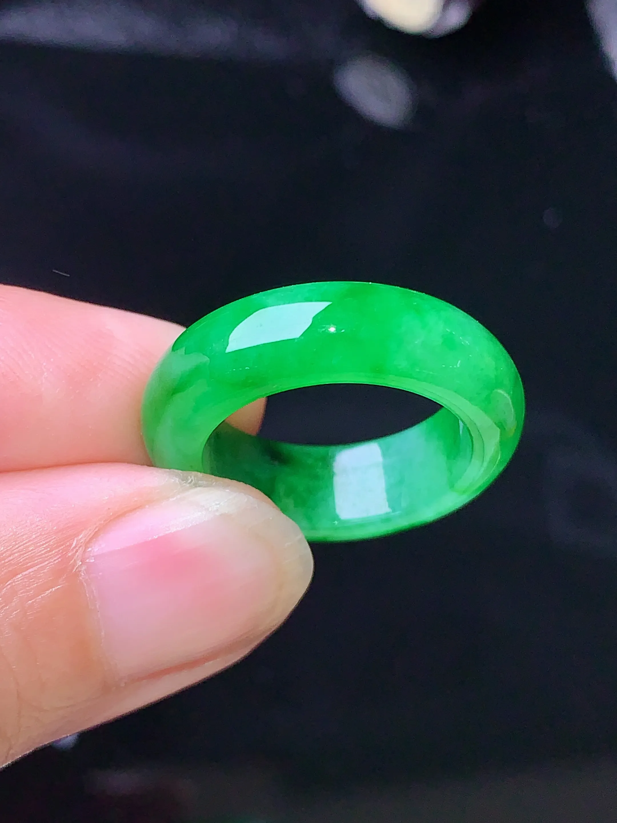 翠绿指环 玉质细腻 色泽清新艳丽 整体尺寸22.7*6*3.6 圈口10.5