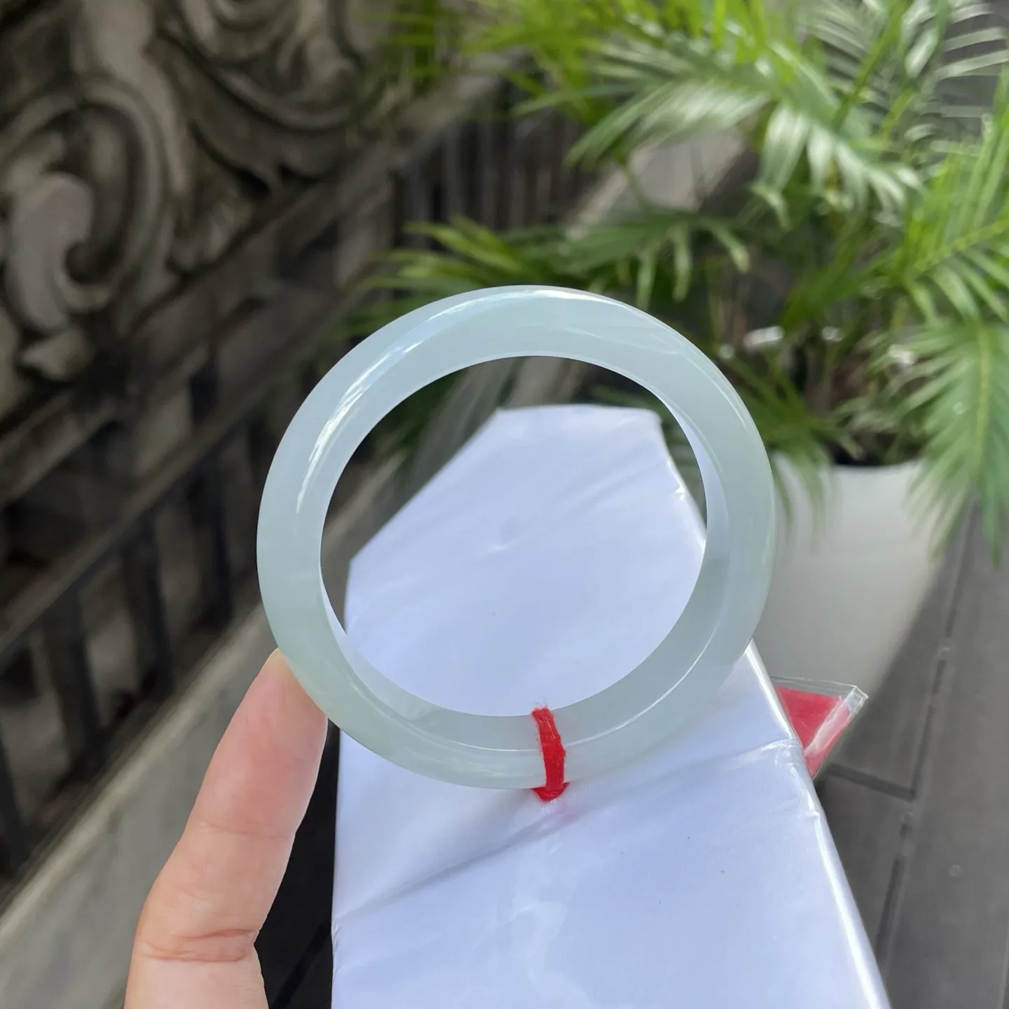 59圈口‍
晴底，似掬了一汪清晨的湖水，清透的翠色里漾着柔光，腕间一戴，便是岁月的清润回响