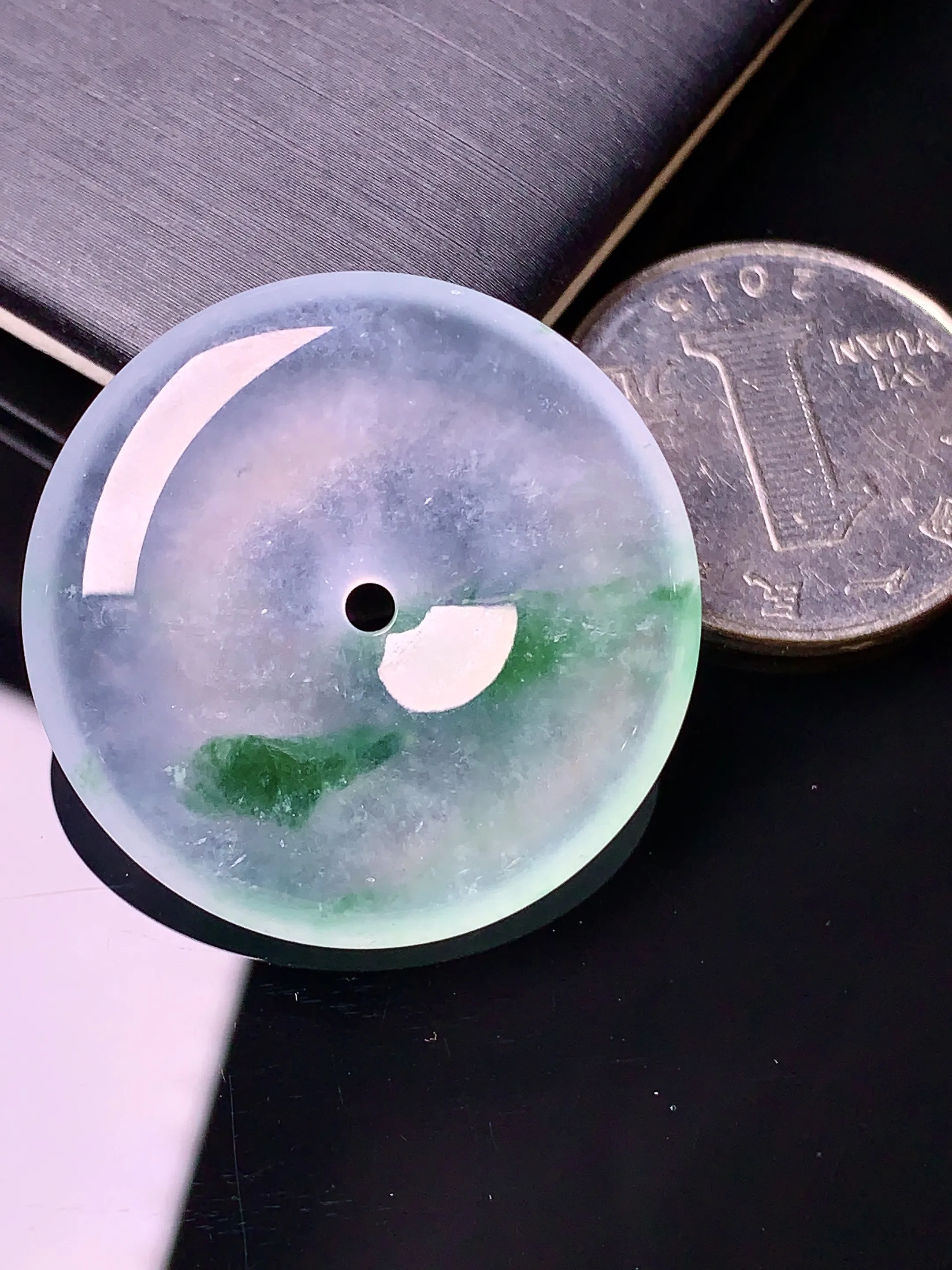 玻璃种飘绿平安扣吊坠 玉质细腻 色泽清新艳丽 整体尺寸31.8*5.7