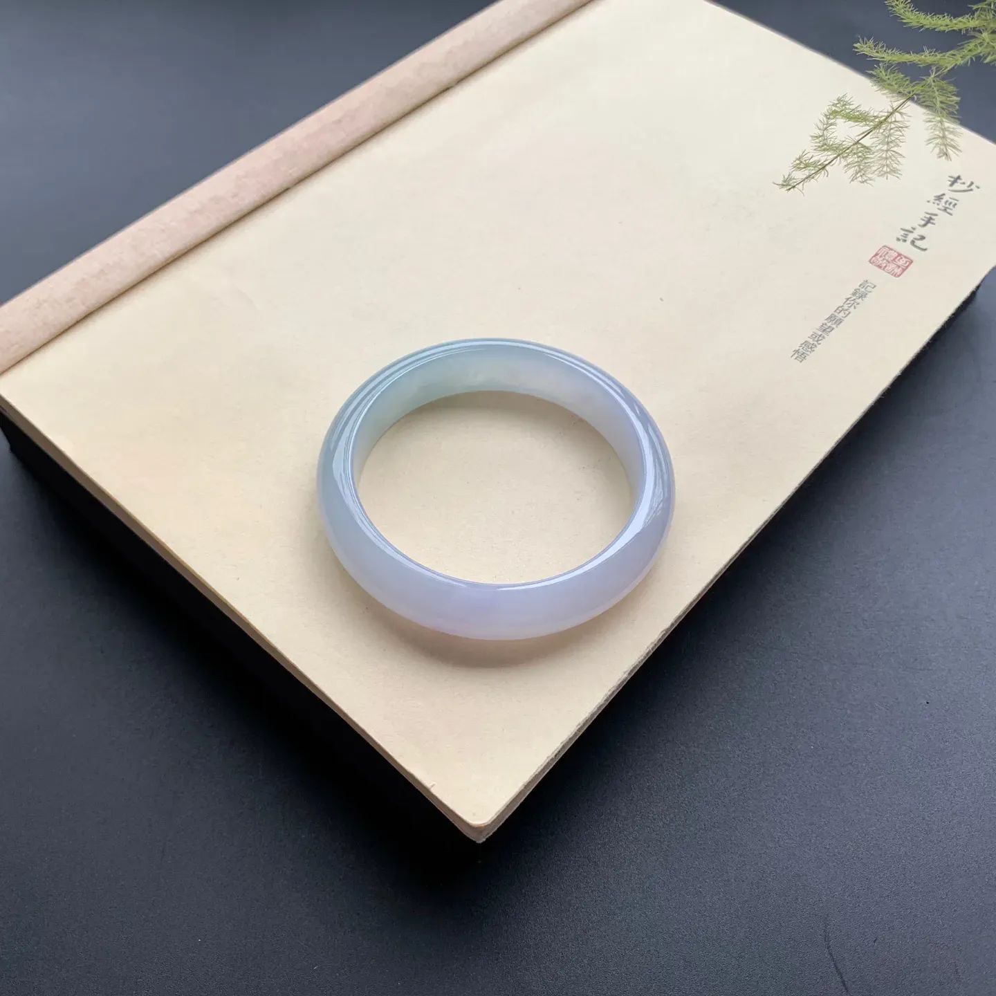 60.6圈口冰底色正圈手镯 尺寸：60.6-14-8.5，无纹裂，水润起胶，细腻光滑