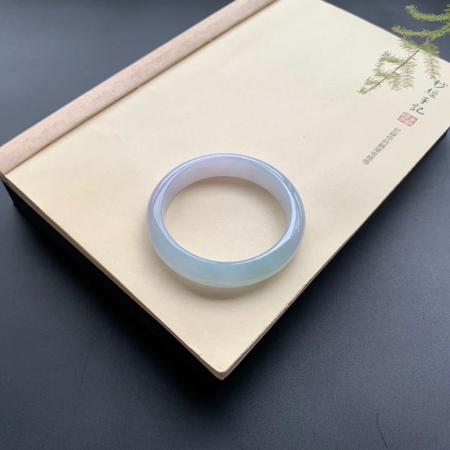 60.6圈口冰底色正圈手镯 尺寸：60.6-14-8.5，无纹裂，水润起胶，细腻光滑