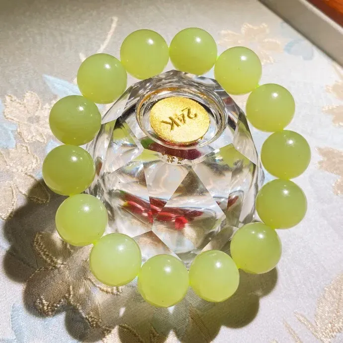 新疆和田玉若羌黄口料圆珠手串。单颗尺寸16重84.5克。玉质细腻油润。手推出油。佩戴高端典雅。lt251104