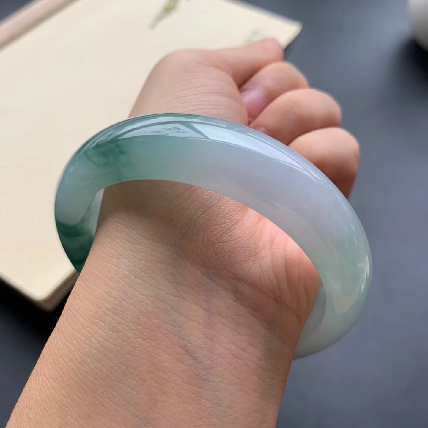 56.5圈口飘花正圈手镯 尺寸：56.5-15.3-8.2，无纹裂，细腻起胶，花色浓郁