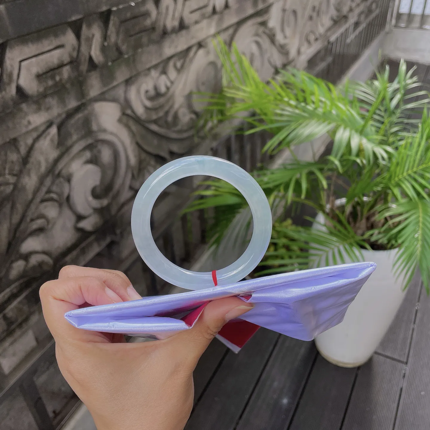 55圆条🥒
晴底，静若秋水，透如薄冰，仿佛携了一汪溪涧的清灵，便是岁月里最清绝的留白