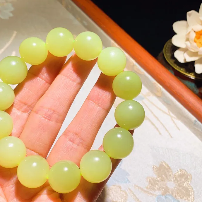 新疆和田玉若羌黄口料圆珠手串。单颗尺寸16重84.5克。玉质细腻油润。手推出油。佩戴高端典雅。lt251104