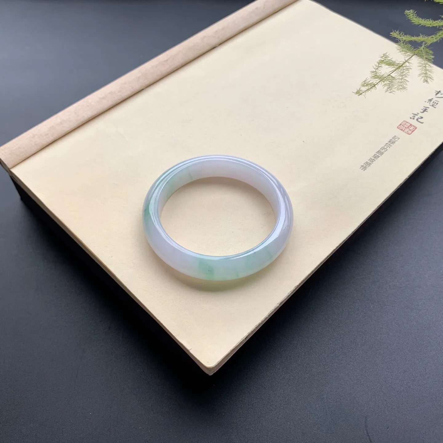 飘绿正圈手镯 尺寸：58.8-12.8-8.3，无纹裂，细腻光滑，清爽干净