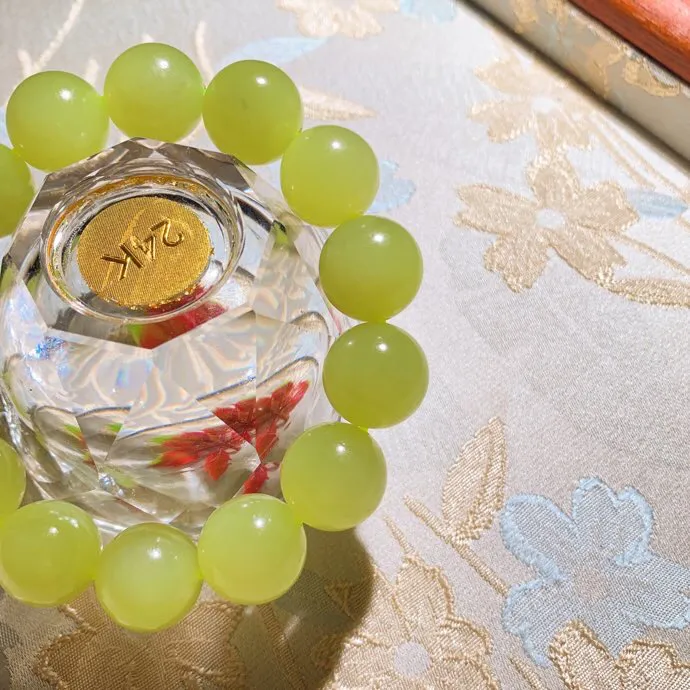 新疆和田玉若羌黄口料圆珠手串。单颗尺寸16重84.5克。玉质细腻油润。手推出油。佩戴高端典雅。lt251104