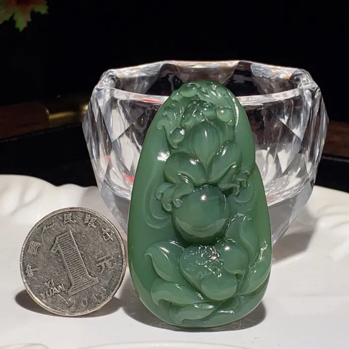 和田玉猫眼鸭蛋青俄罗斯碧玉呱呱来财挂件。尺寸57/33/16重40.6克。玉质细腻油润。手推出油。佩戴高端典雅。lt251104