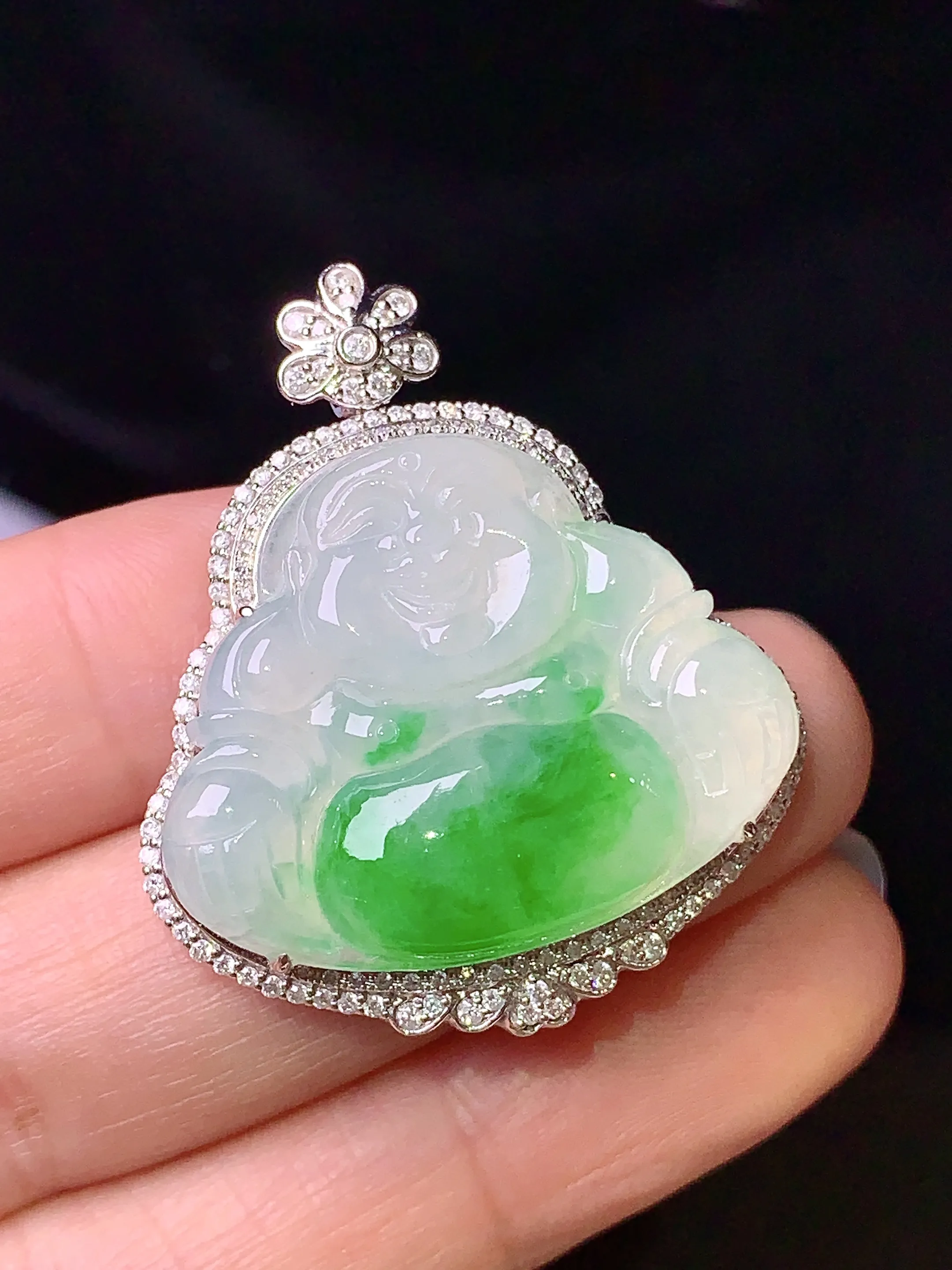 18k金钻镶嵌飘绿佛公吊坠 玉质细腻 色泽清新艳丽 整体尺寸35.2*30*9.6