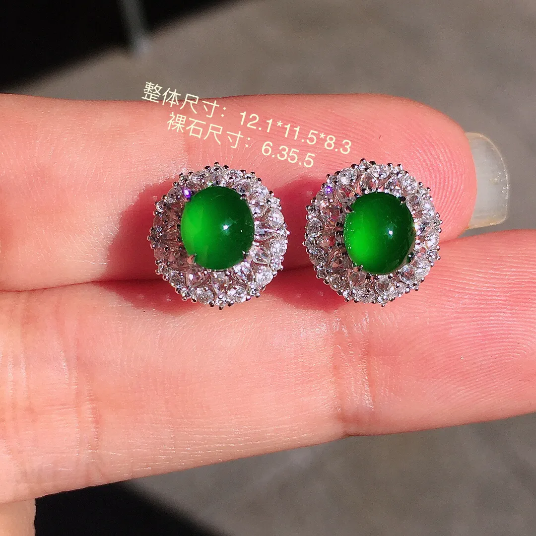 满绿蛋面耳钉，色泽均匀浓郁，玉质细腻，荧光感超
强，饱满圆润，尽显优雅气质，18k
金豪华镶嵌