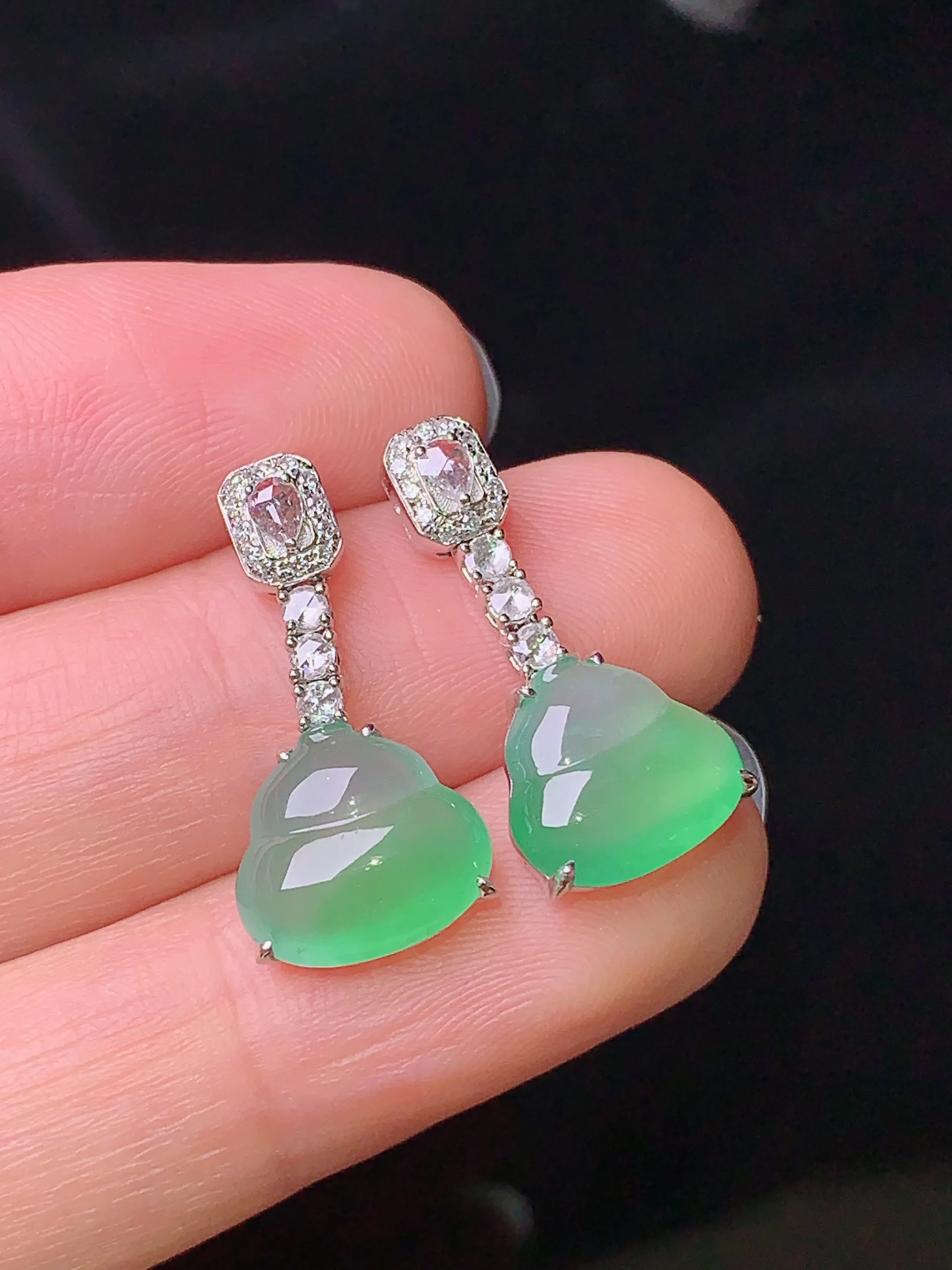 18k金钻镶嵌冰种翠绿葫芦耳坠吊坠 玉质细腻 色泽清新艳丽 整体尺寸21.5*10.5*4.5