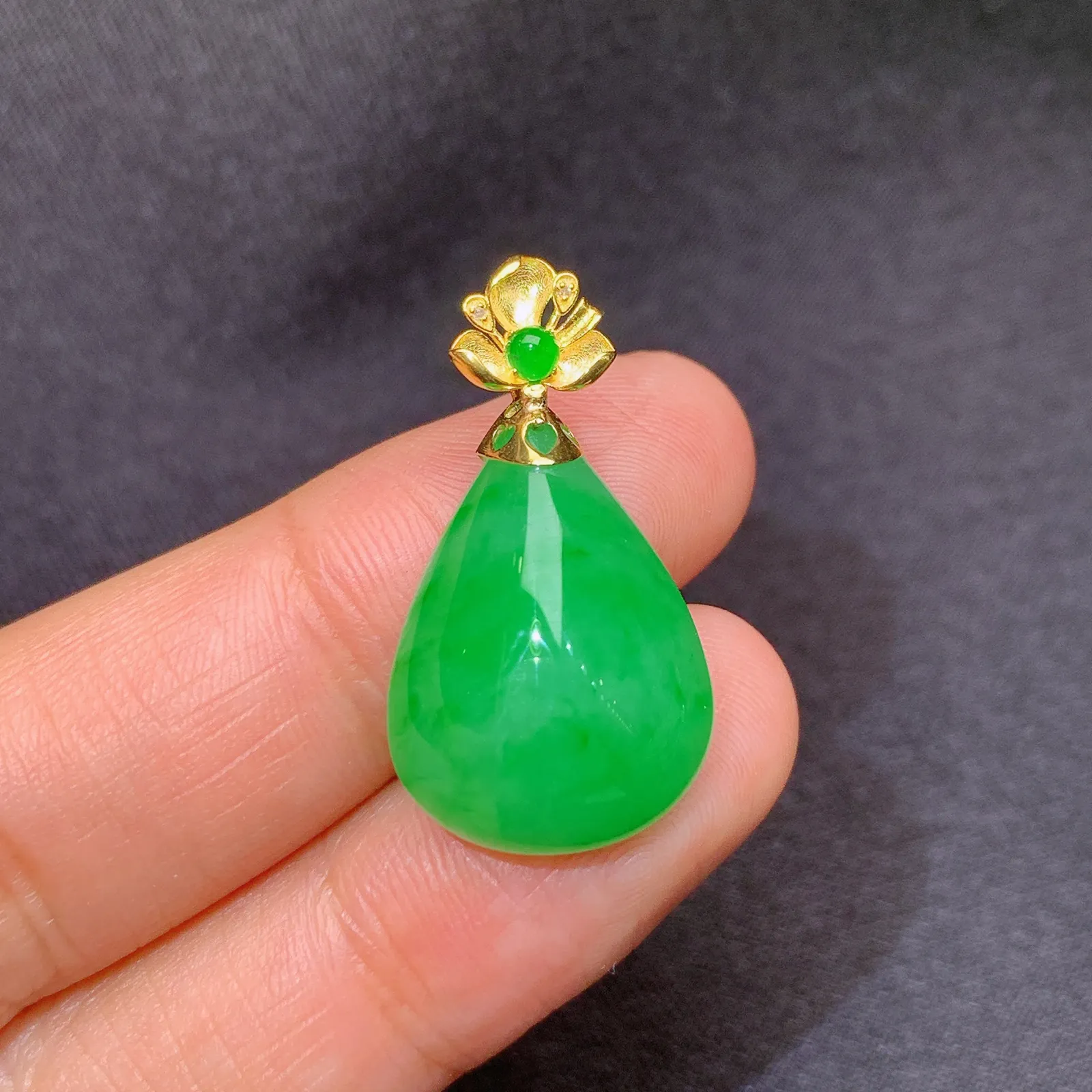 阳绿水滴吊坠，18k金镶嵌，色泽鲜阳，冰润细腻，种水足， 尺寸27.2*14.9*8