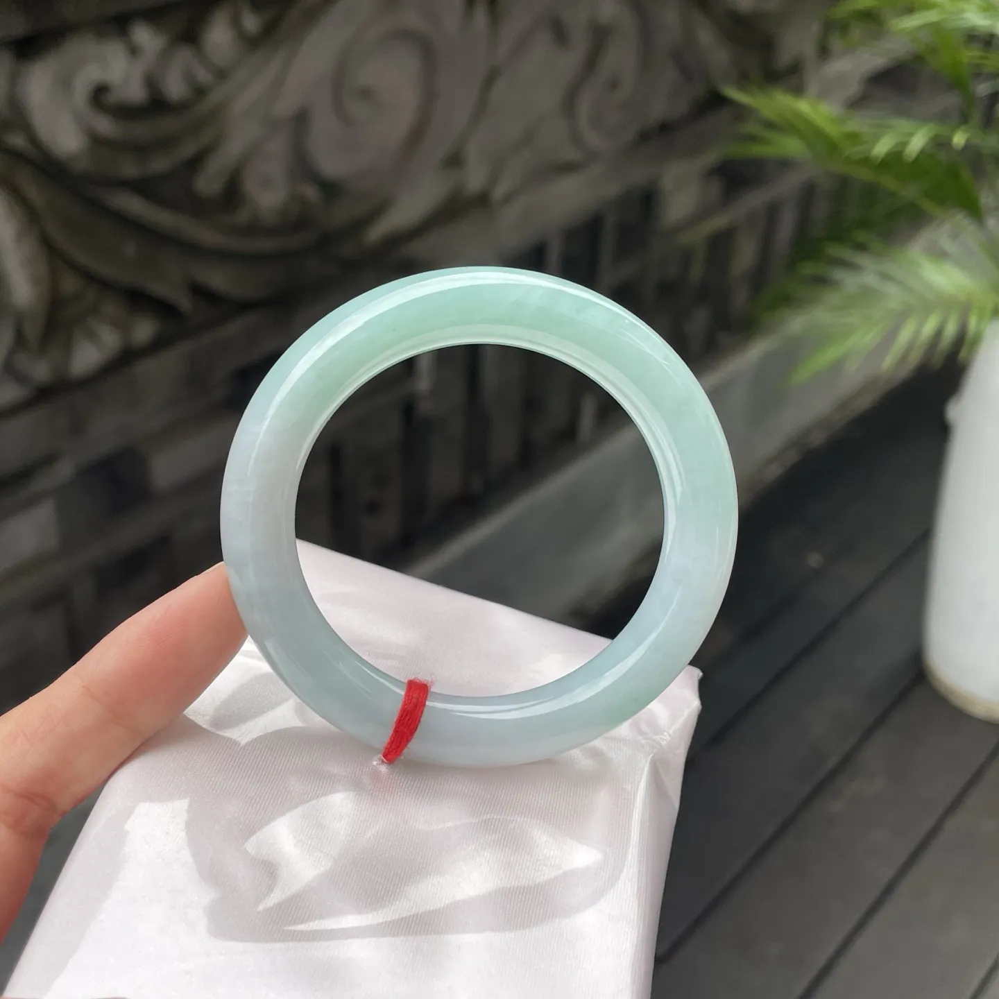 54圆条🥪
带色，江南春水的清润与山间新竹的翠色揉合，莹润的质地泛着柔和光泽，