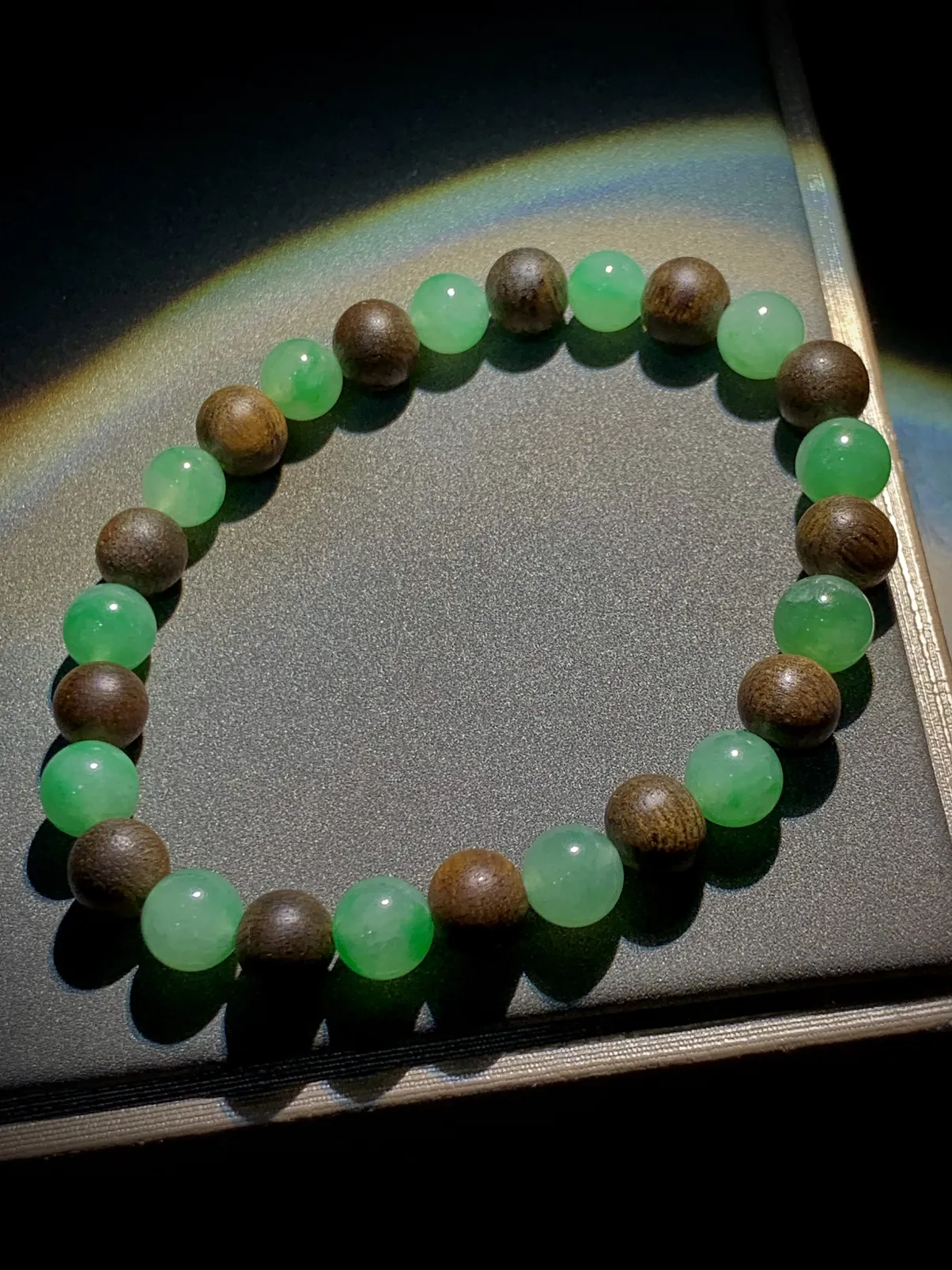 珠子手链手串，直径约6.8mm，
翡翠玉珠13粒，沉香木珠13粒，