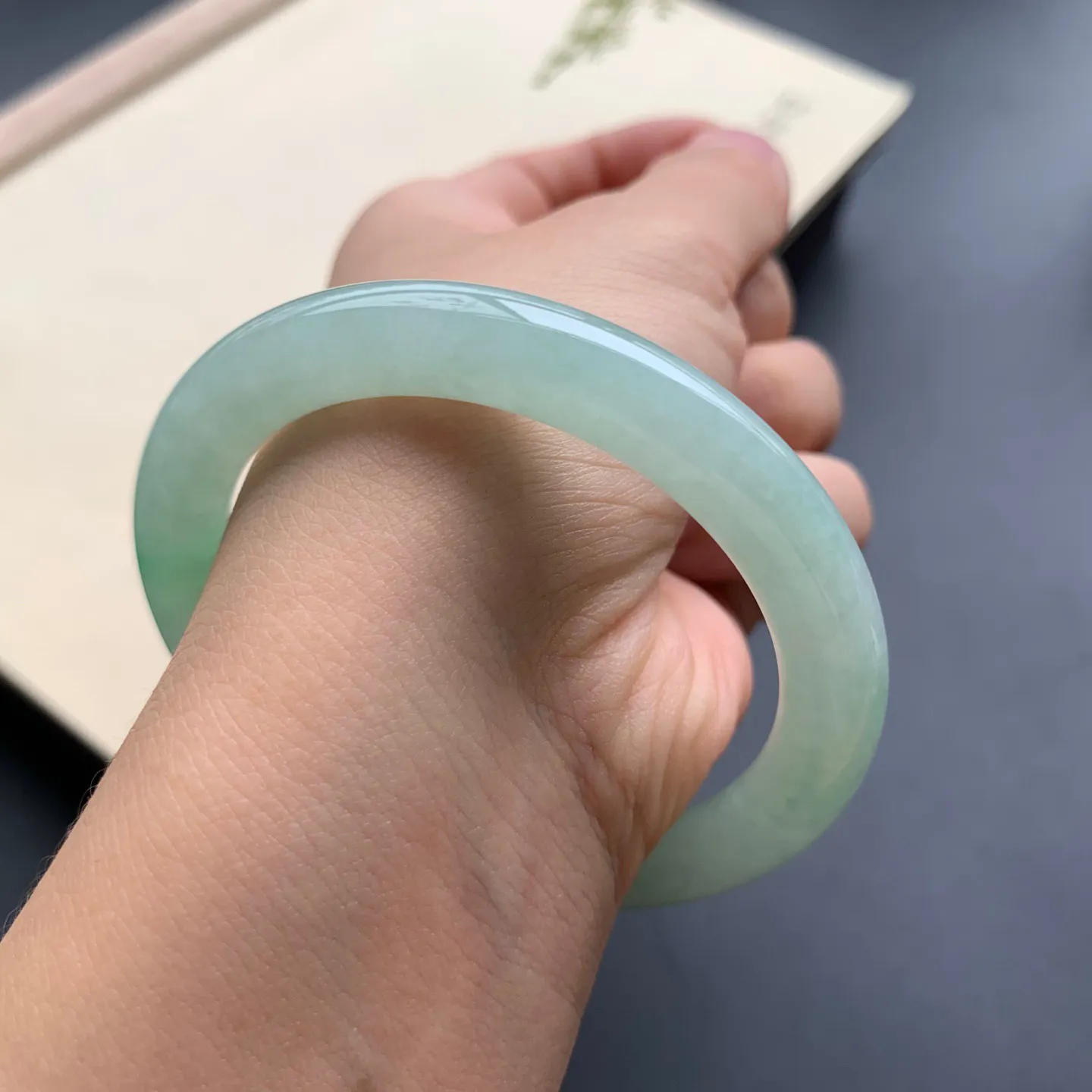 53圈口飘绿圆条手镯 尺寸：53-8.5，无纹裂，细腻光滑，色泽靓丽